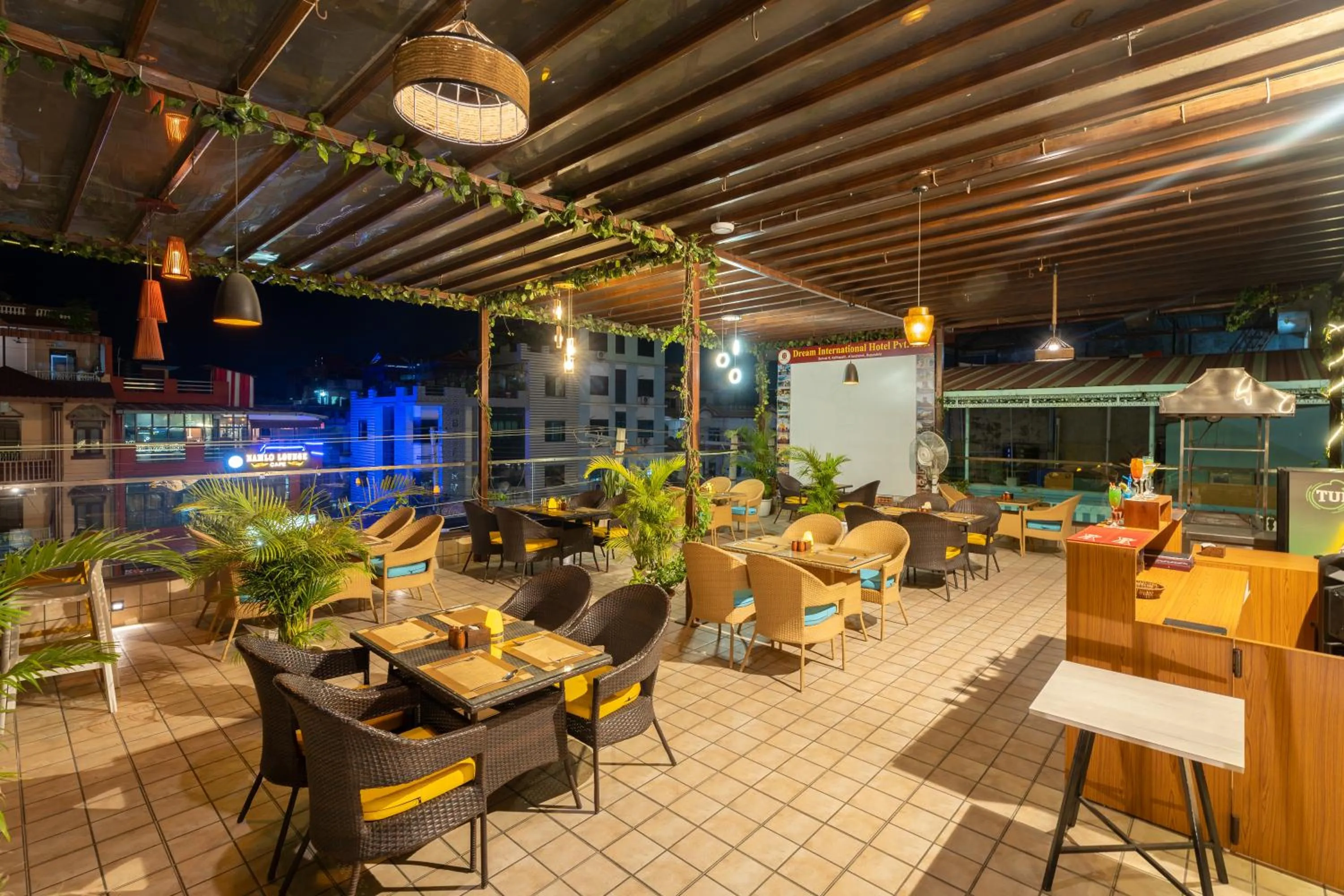 Restaurant/places to eat in Dream International Hotel