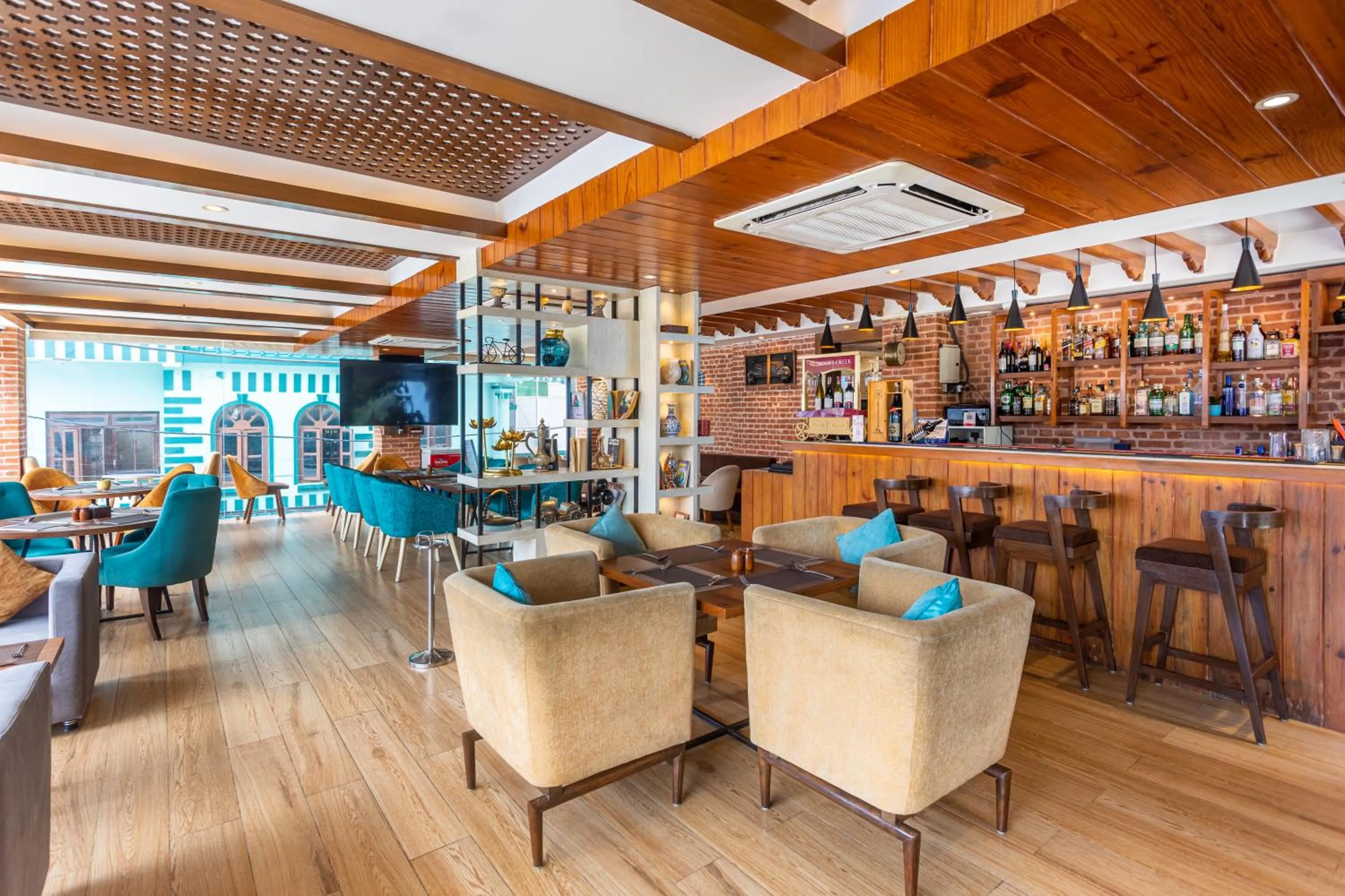 Restaurant/places to eat in Dream International Hotel