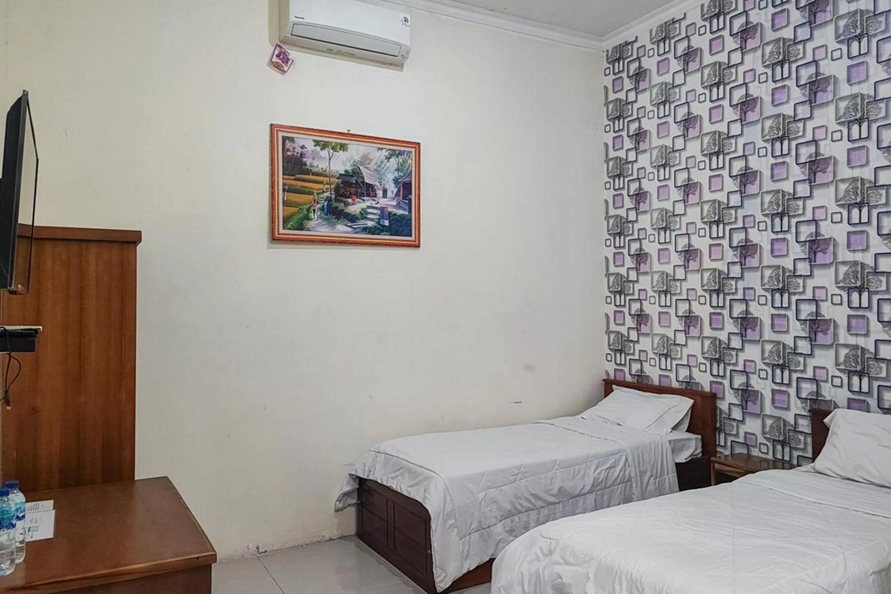 Bedroom, Bed in RedDoorz at Tanakatto Homestay Waikabubak