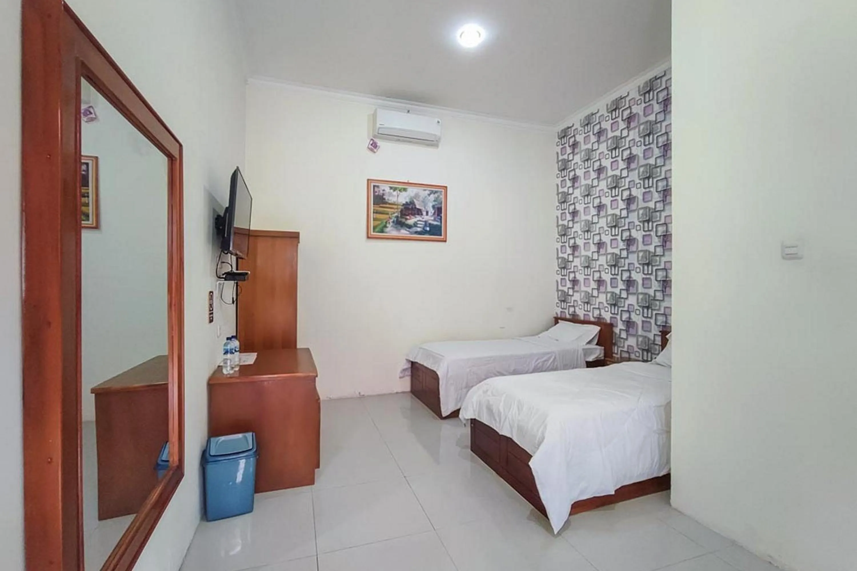 Bedroom, Bed in RedDoorz at Tanakatto Homestay Waikabubak