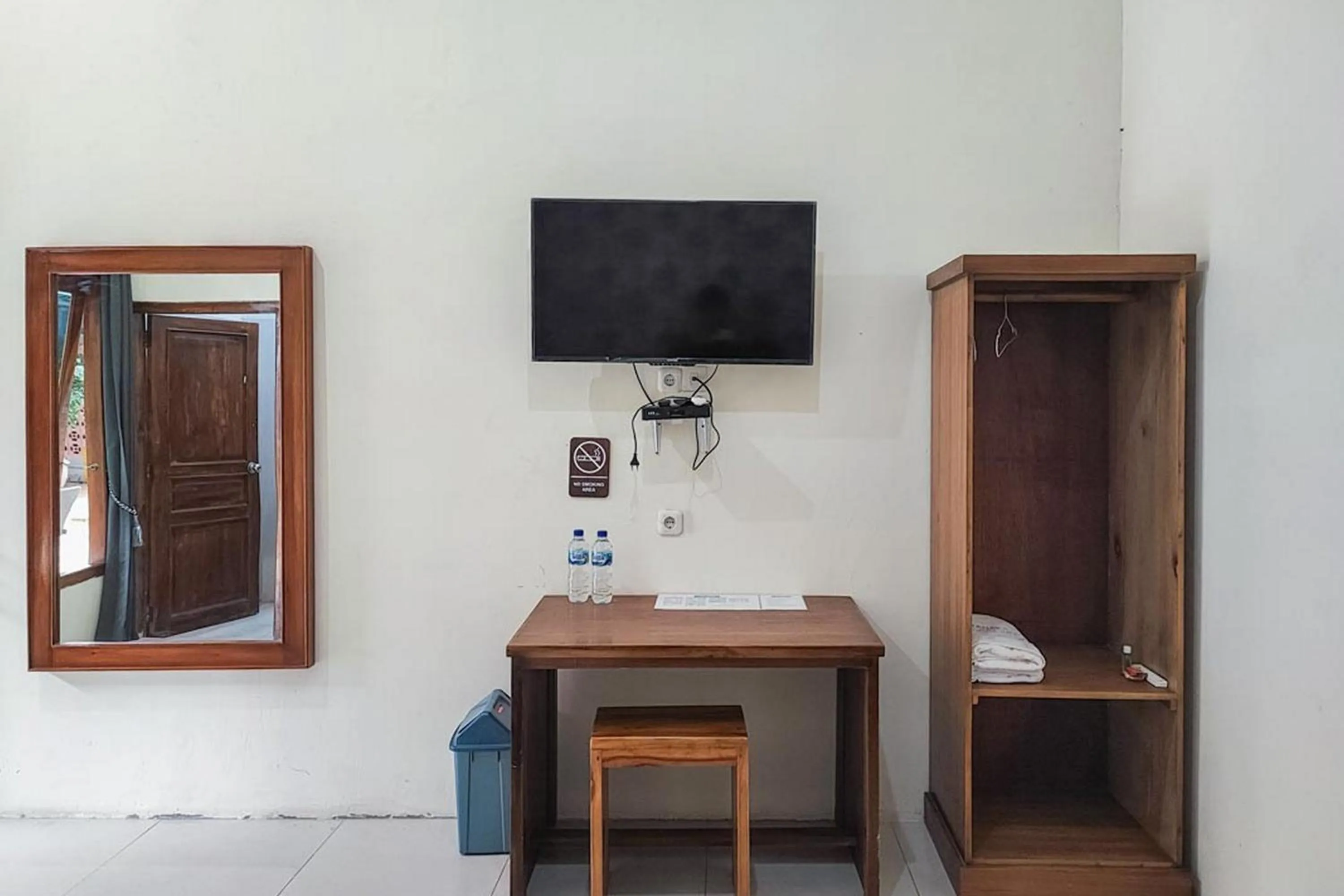 TV and multimedia in RedDoorz at Tanakatto Homestay Waikabubak