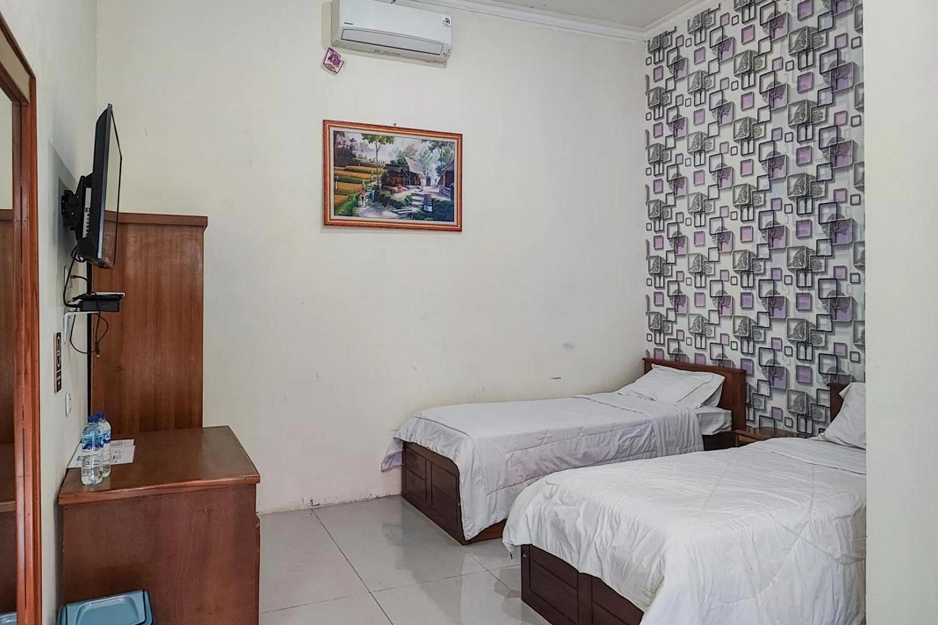 Bedroom, Bed in RedDoorz at Tanakatto Homestay Waikabubak