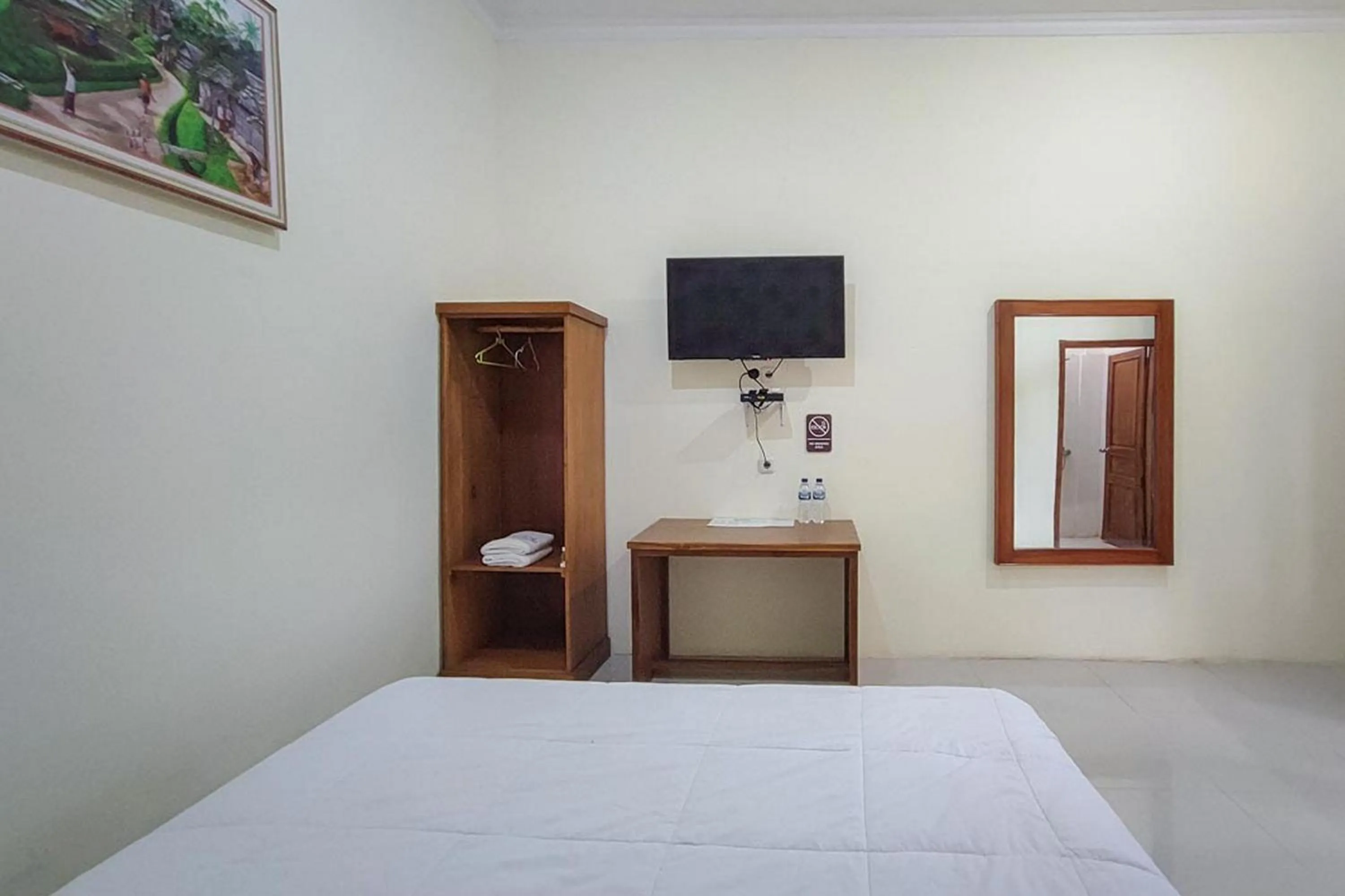 Bedroom, Bed in RedDoorz at Tanakatto Homestay Waikabubak