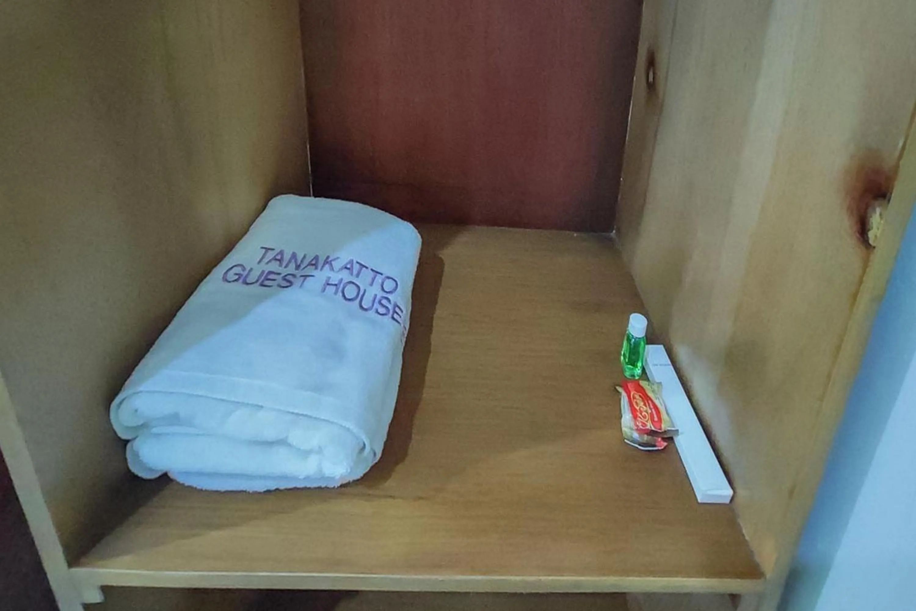 towels, Bed in RedDoorz at Tanakatto Homestay Waikabubak