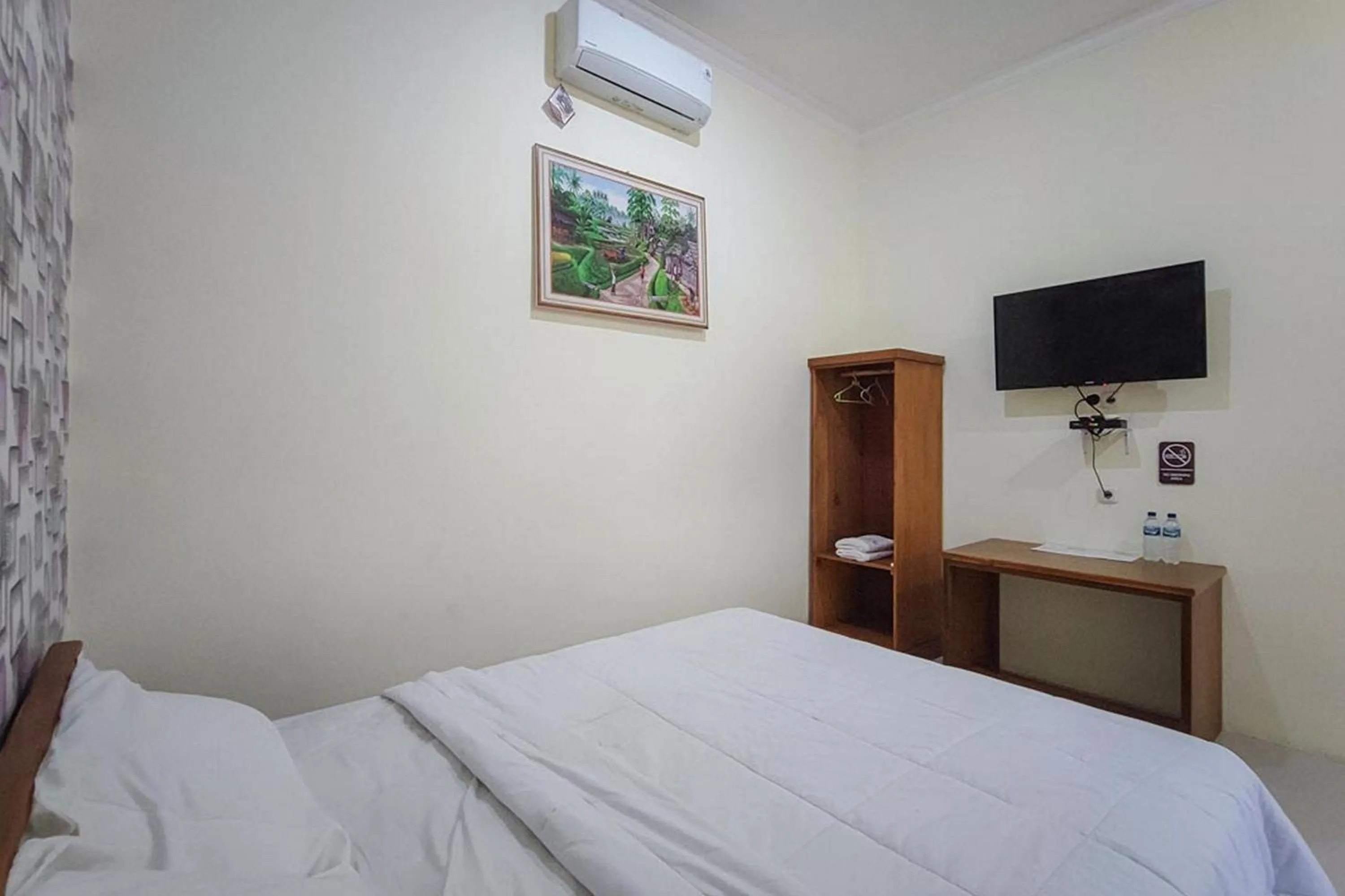 Photo of the whole room, Bed in RedDoorz at Tanakatto Homestay Waikabubak