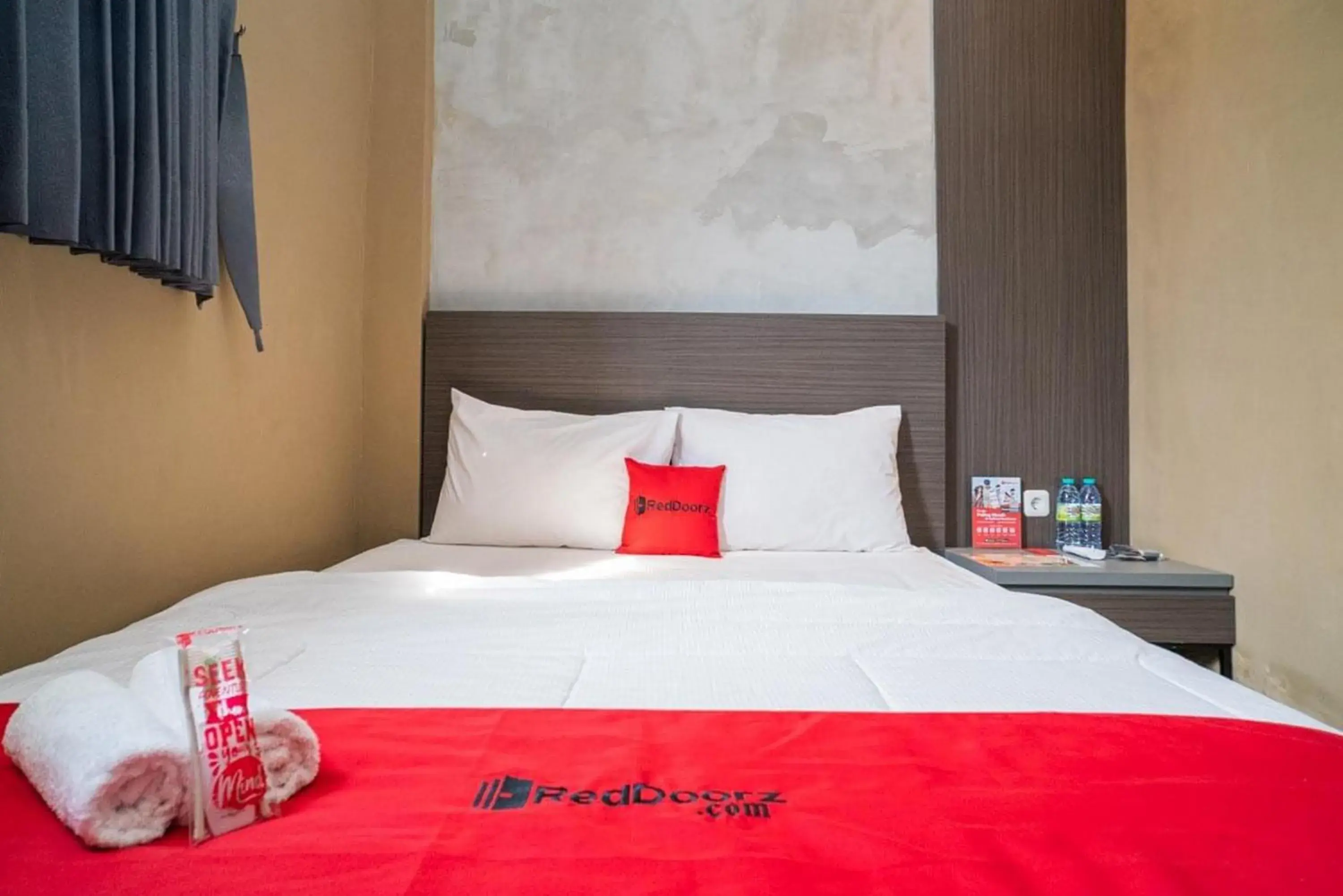 Standard Double Room in RedDoorz near Wisata Paribendo Lawang Standard Double Room in RedDoorz near Wisata Paribendo Lawang