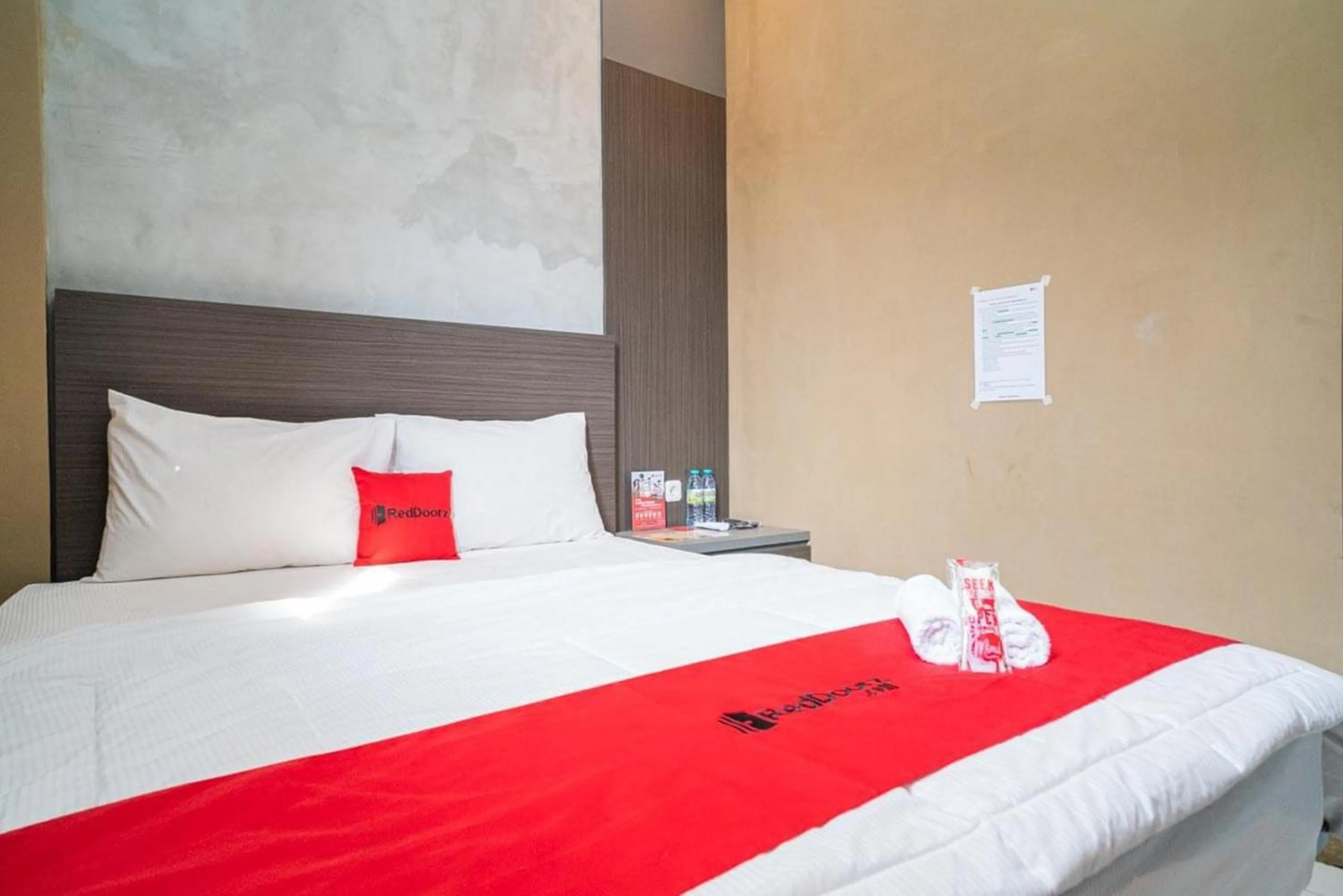 Bedroom, Bed in RedDoorz near Wisata Paribendo Lawang