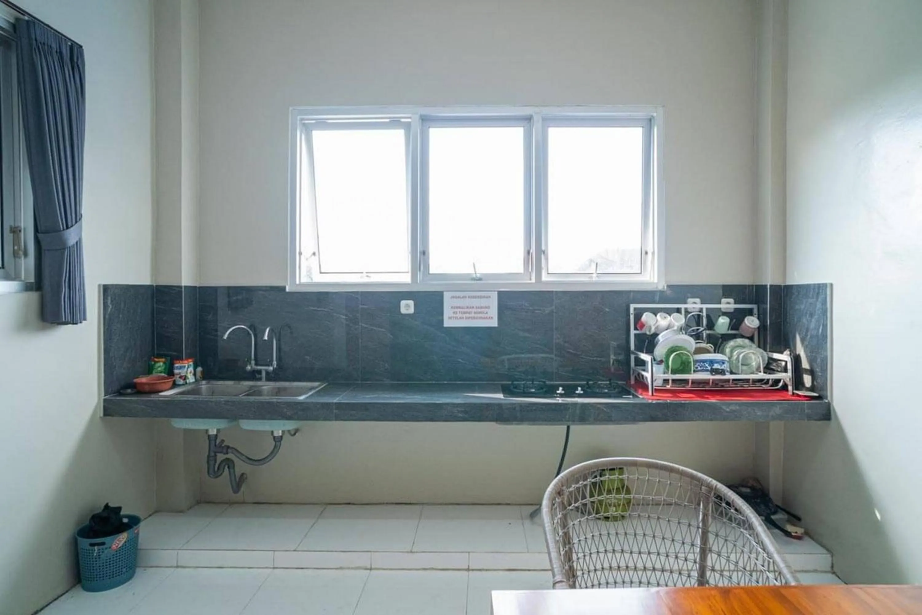 Kitchen or kitchenette in RedDoorz near Wisata Paribendo Lawang