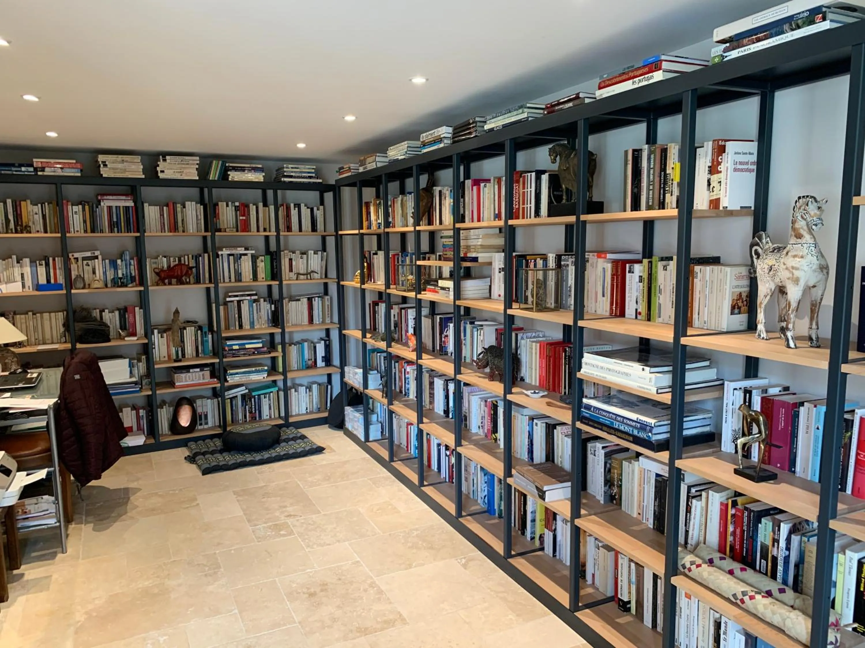 Library in L’En Vert du Monde