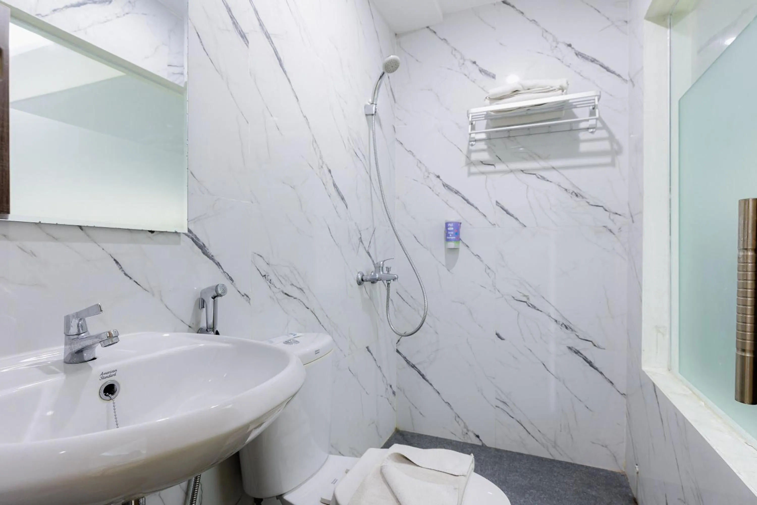 Bathroom in Sans Hotel Rumah Kita Daan Mogot by RedDoorz