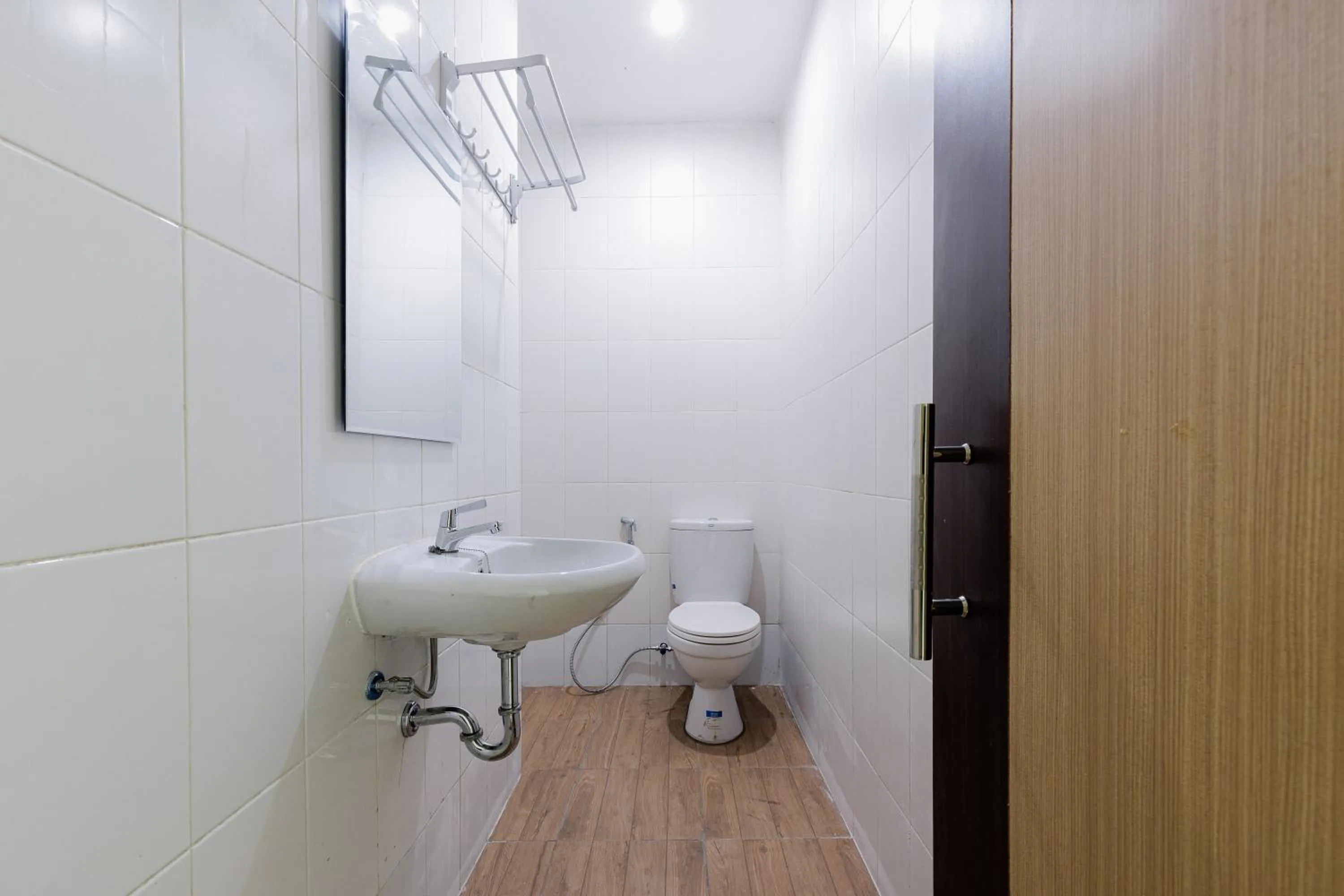 Bathroom in Sans Hotel Rumah Kita Daan Mogot by RedDoorz