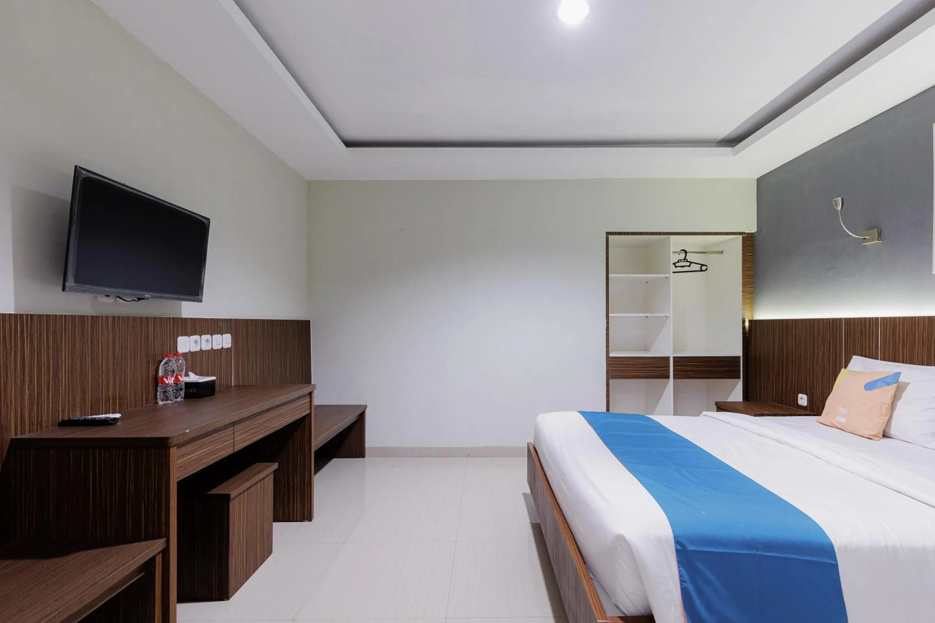 Bedroom, Bed in Sans Hotel Rumah Kita Daan Mogot by RedDoorz