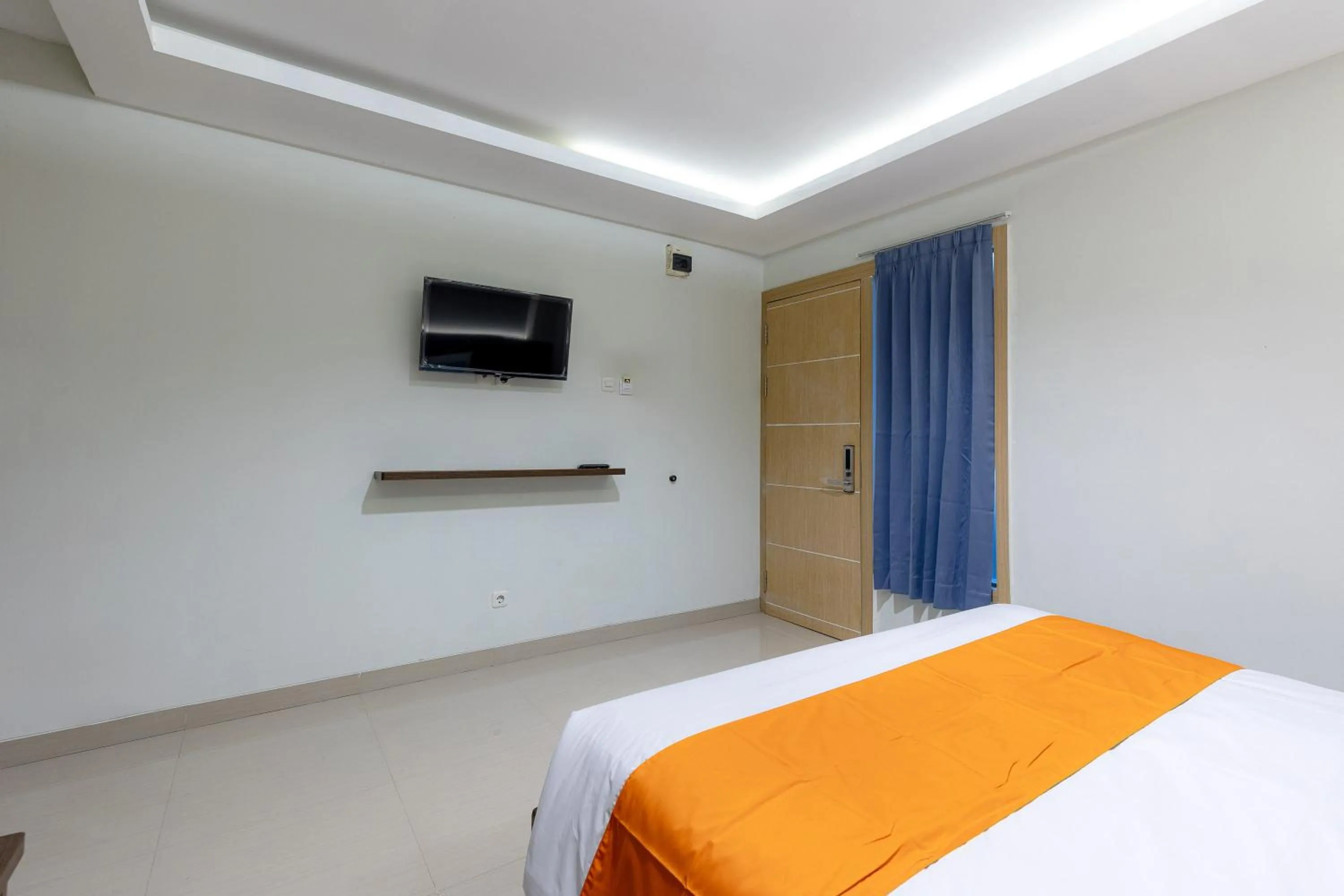 Bedroom, Bed in Sans Hotel Rumah Kita Daan Mogot by RedDoorz