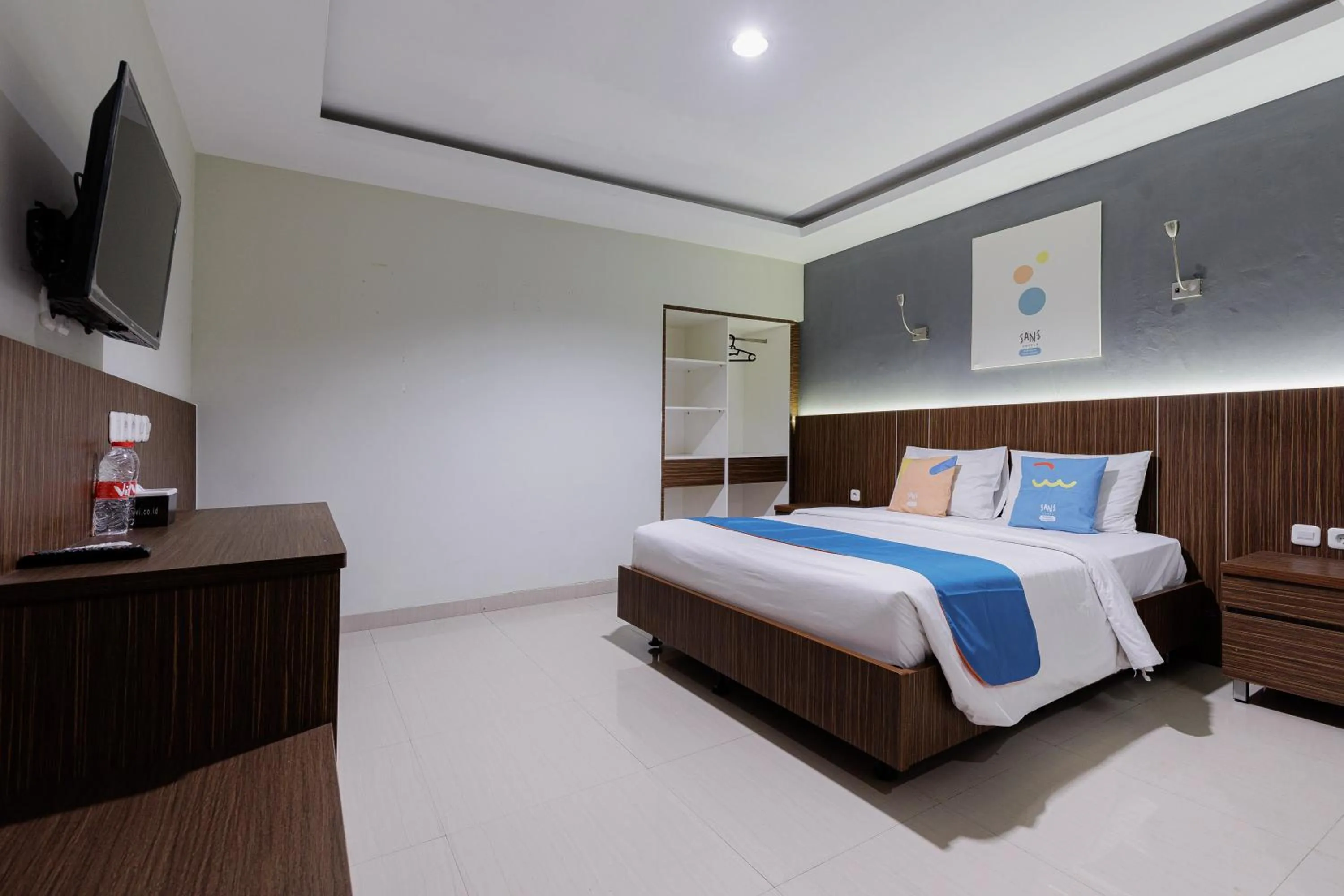 Bedroom, Bed in Sans Hotel Rumah Kita Daan Mogot by RedDoorz