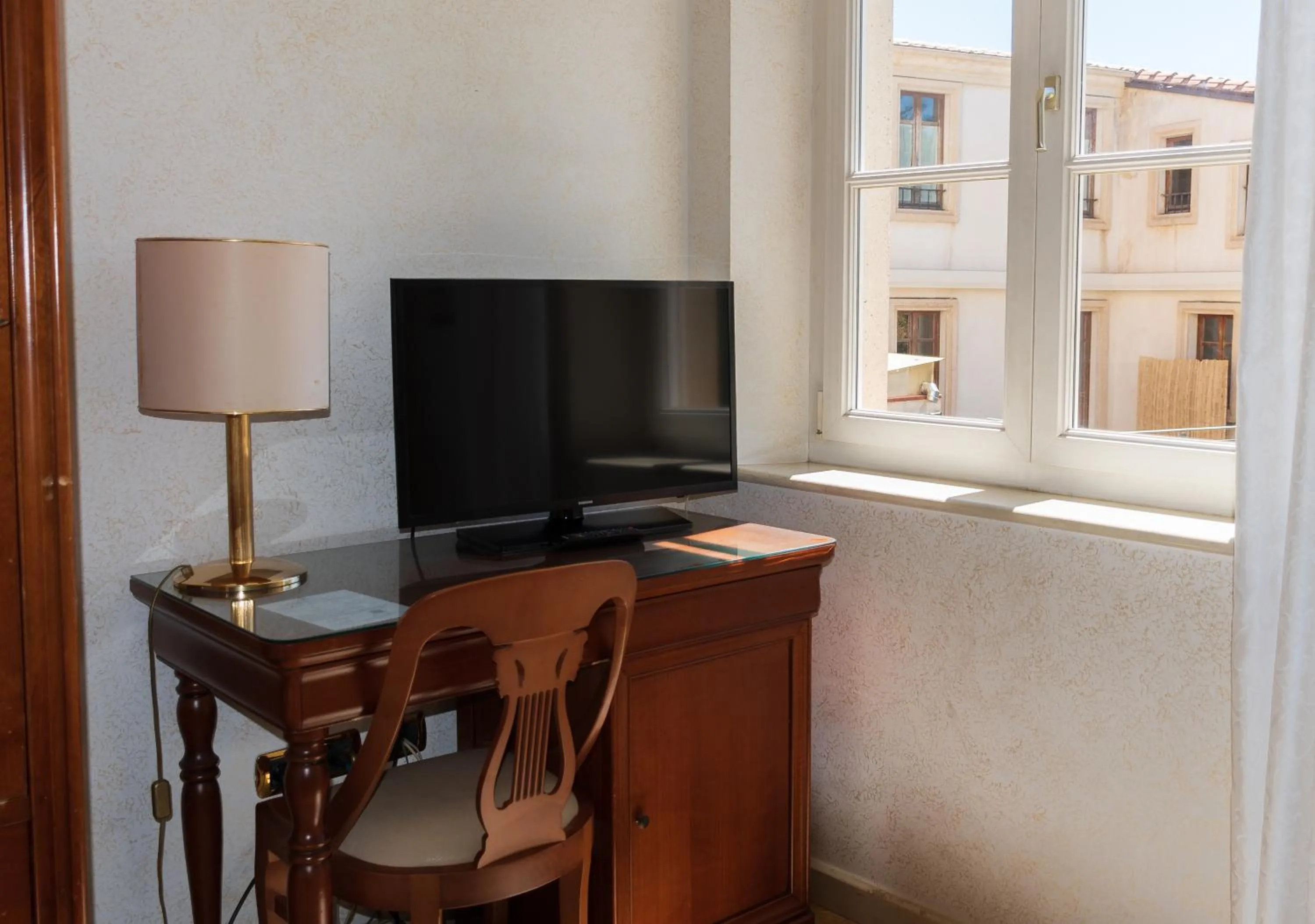 TV and multimedia in Mariano IV Palace Hotel