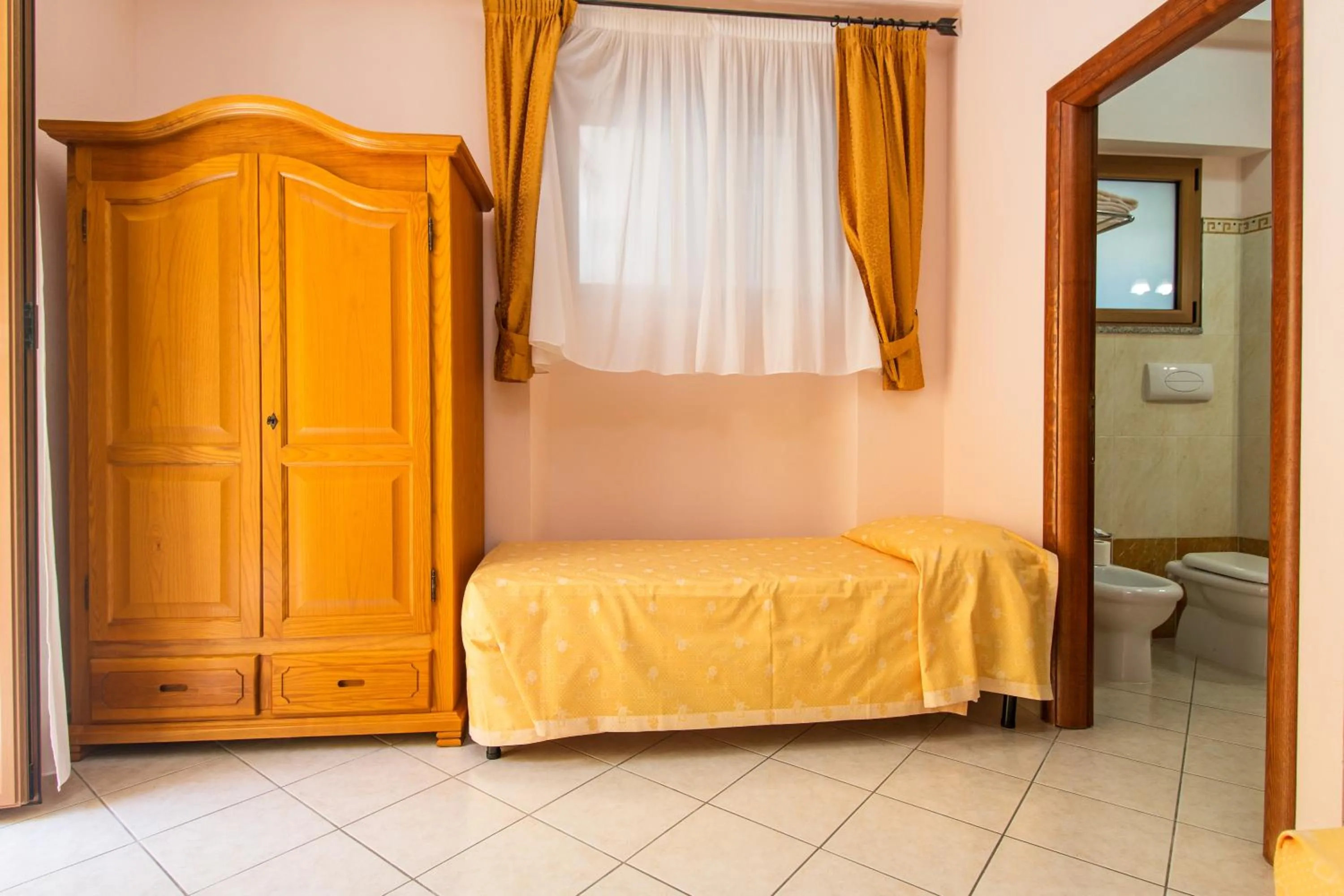 Photo of the whole room, Bed in Hotel San Francisco