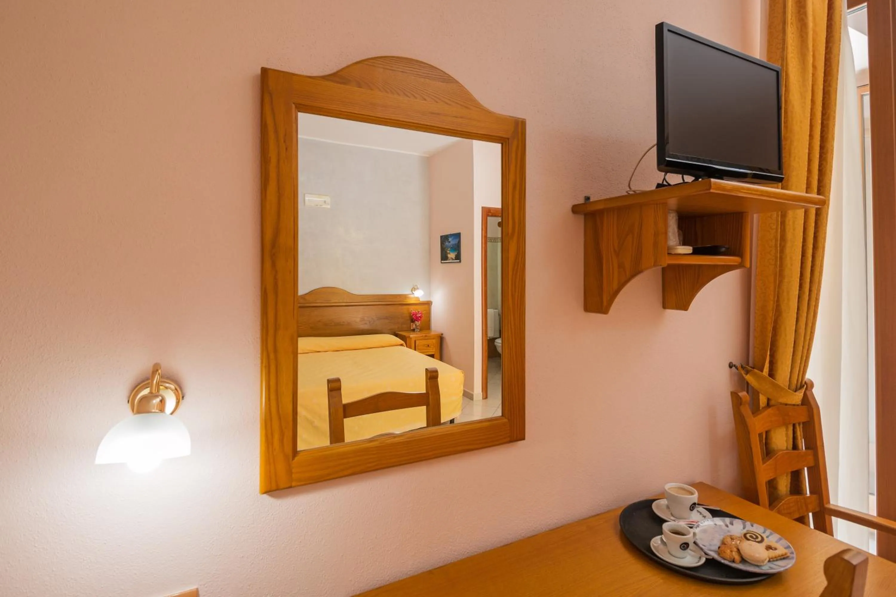 Photo of the whole room, Bed in Hotel San Francisco