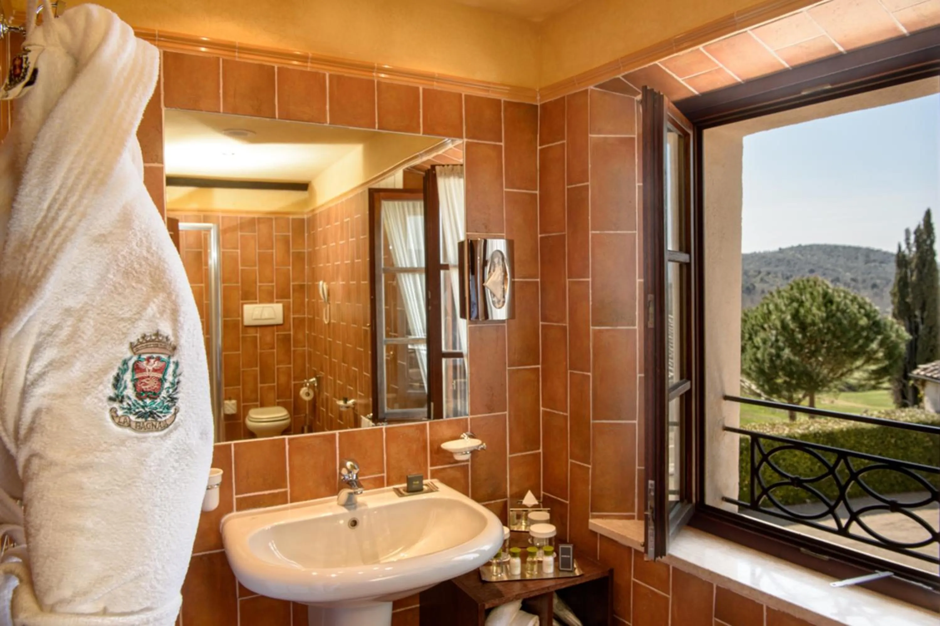 Bathroom in La Bagnaia Golf Resort