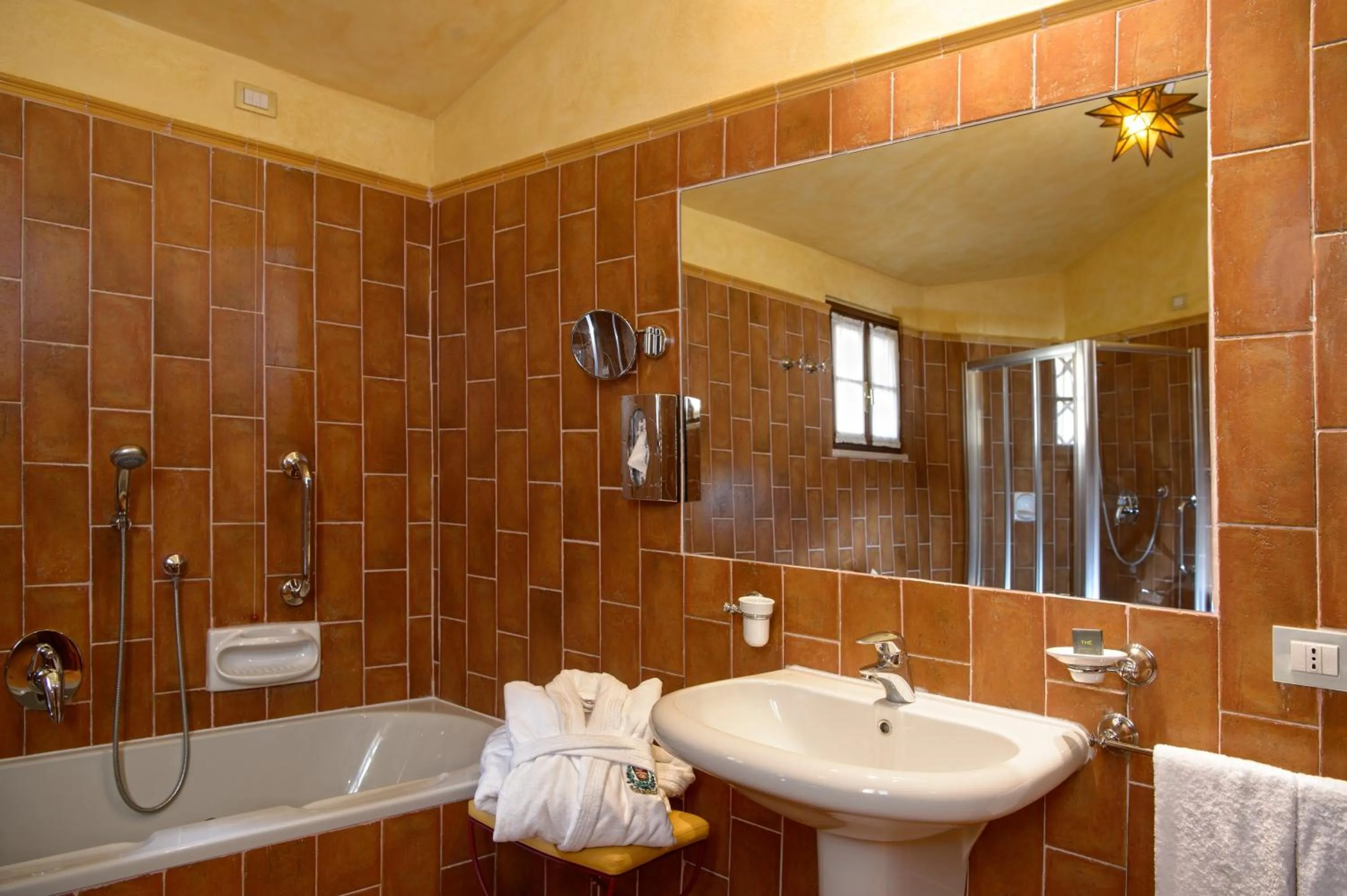 Bathroom in La Bagnaia Golf Resort