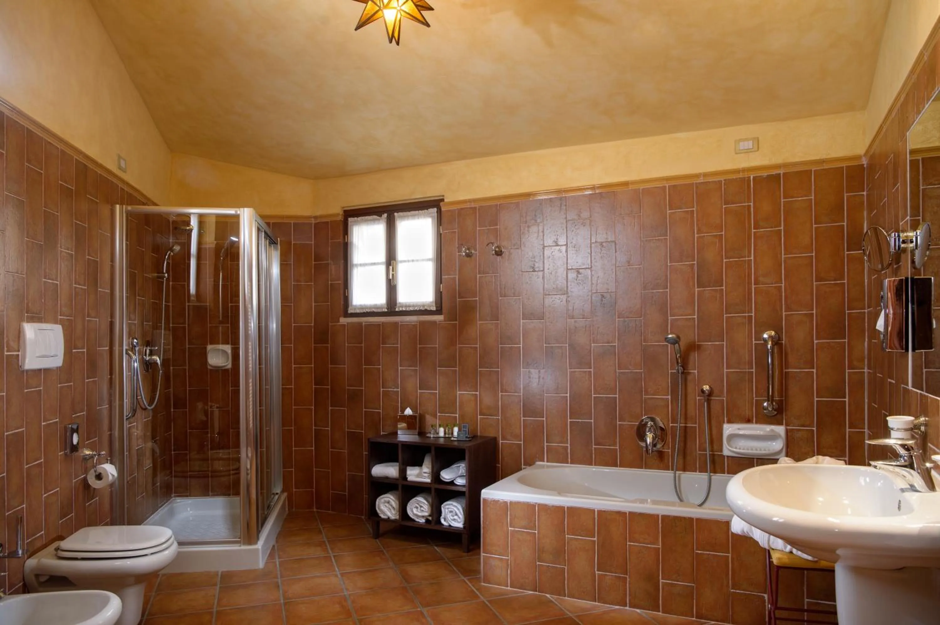 Bathroom in La Bagnaia Golf Resort