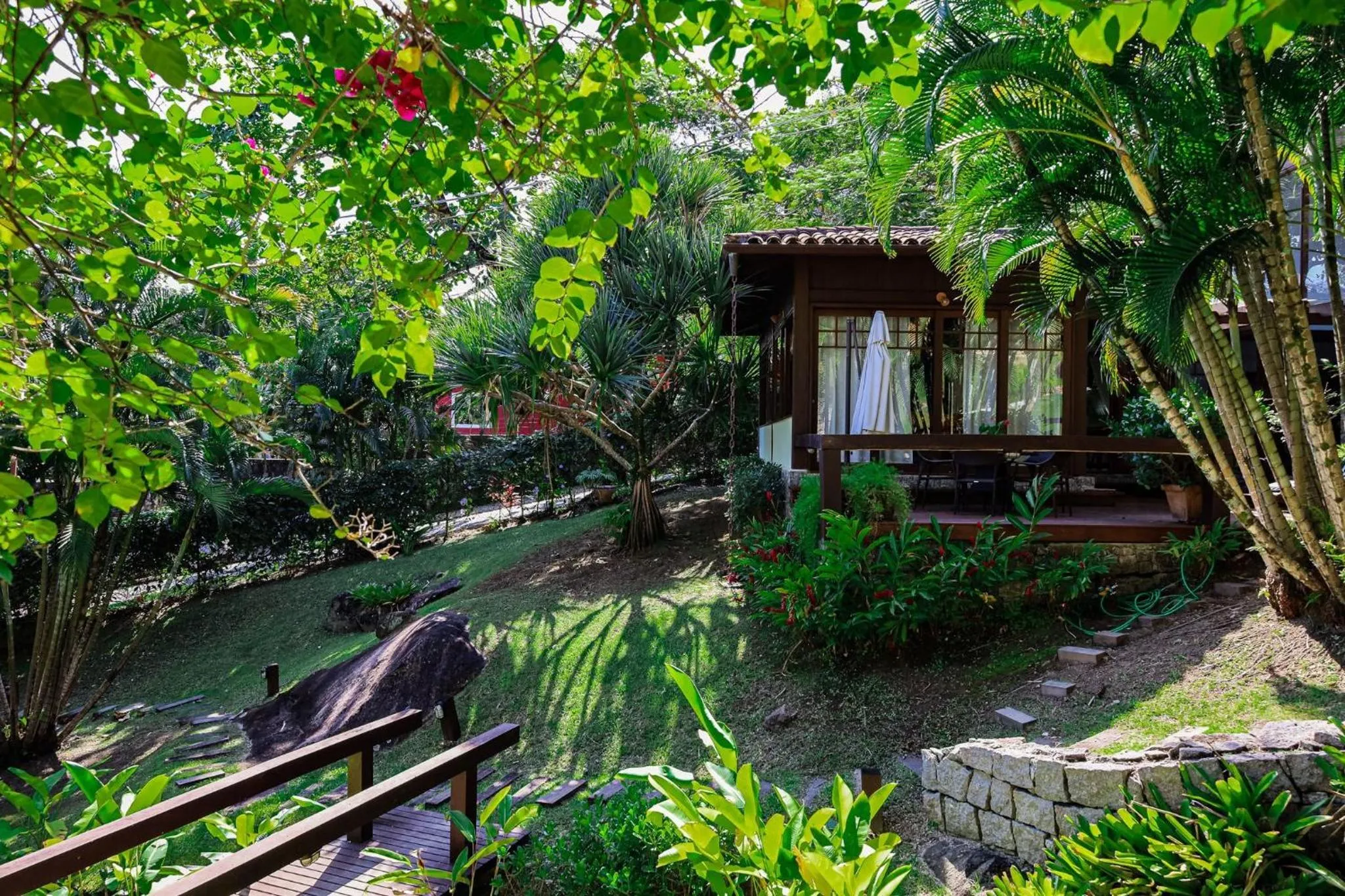 Facade/entrance in Casa em condomínio com lazer próximo à praia