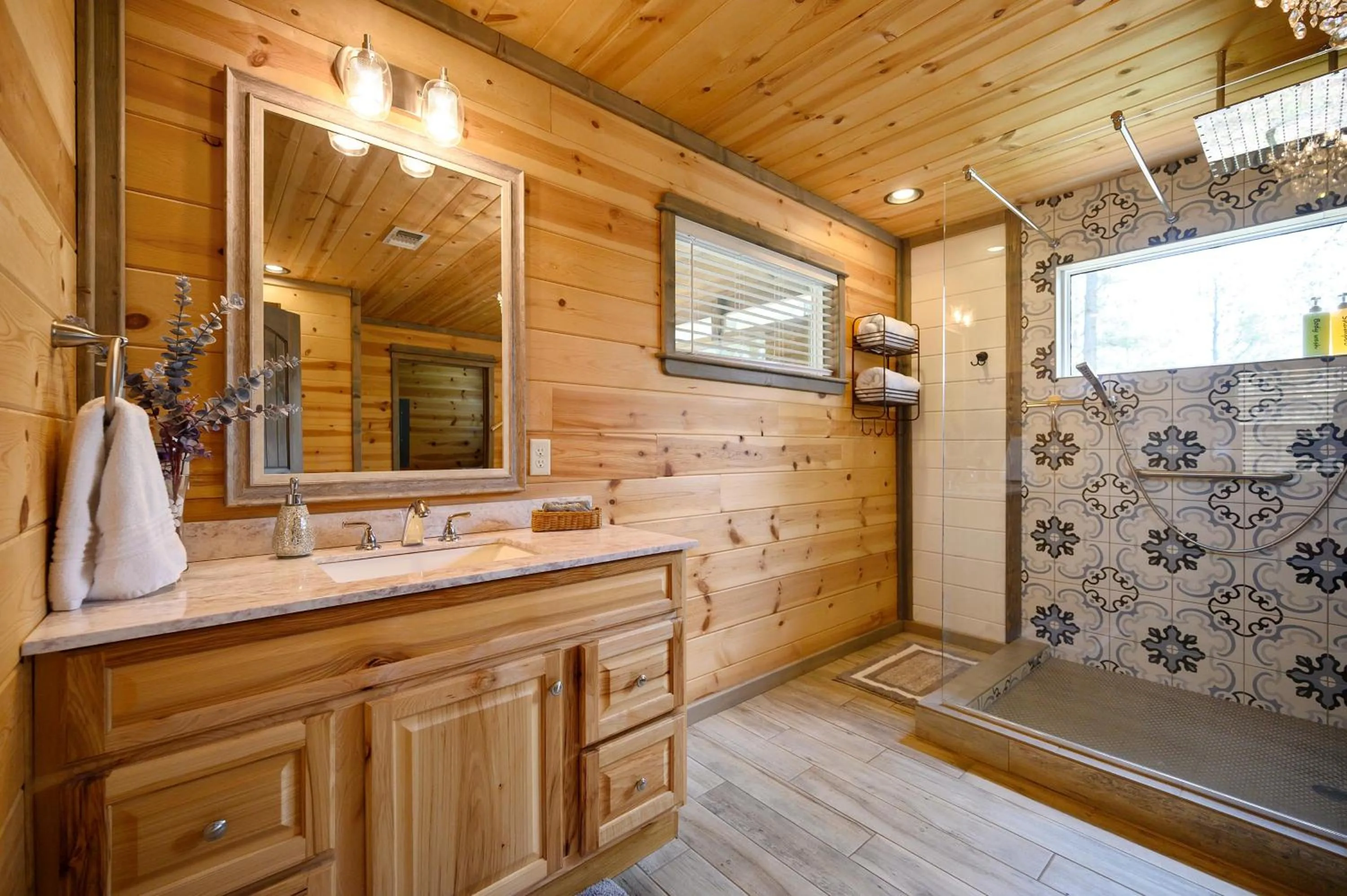 Bathroom in Convenient Romantic Hot Tub BBQ 3-night special!