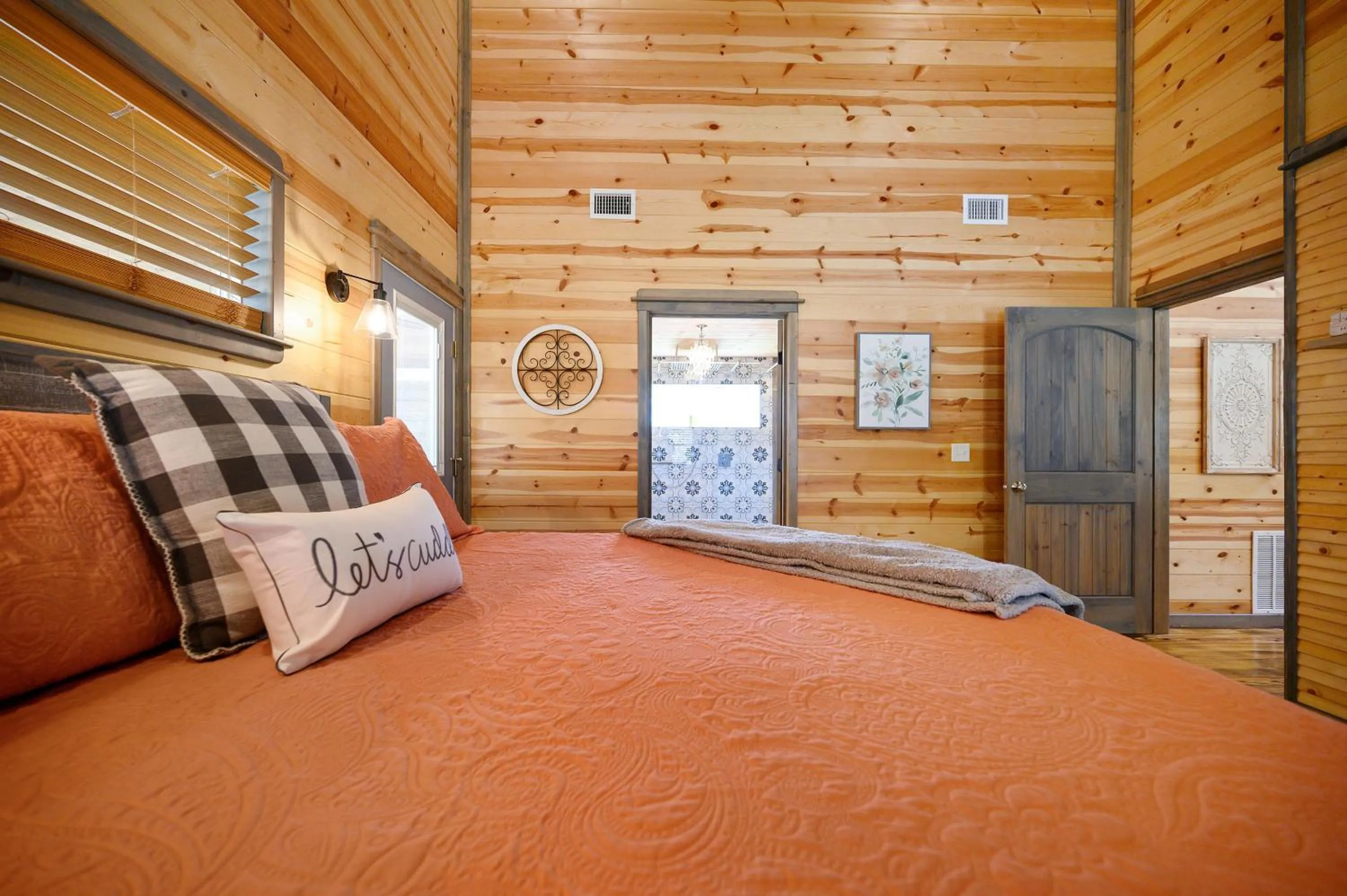 Bedroom, Bed in Convenient Romantic Hot Tub BBQ 3-night special!