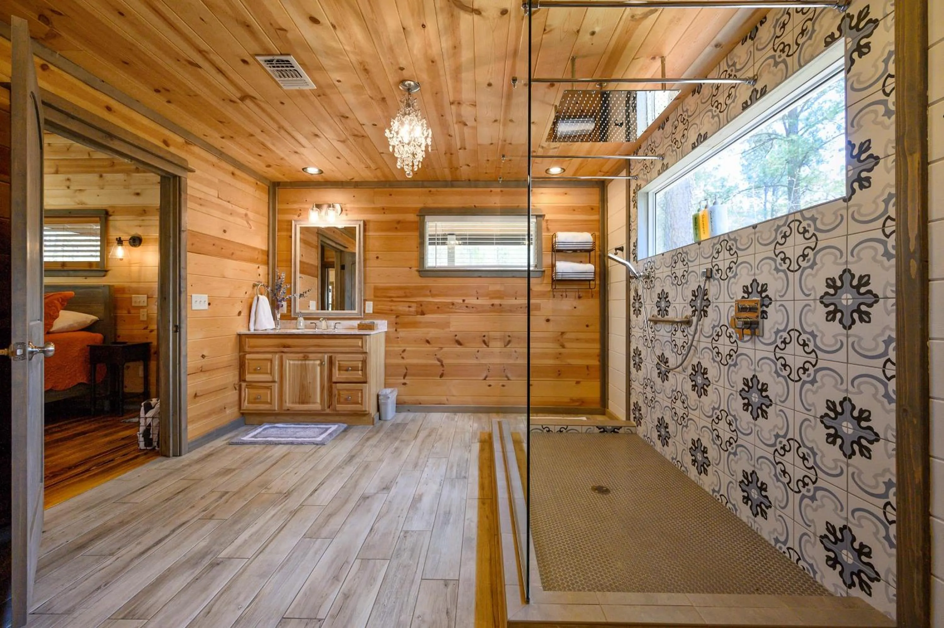Shower in Convenient Romantic Hot Tub BBQ 3-night special!