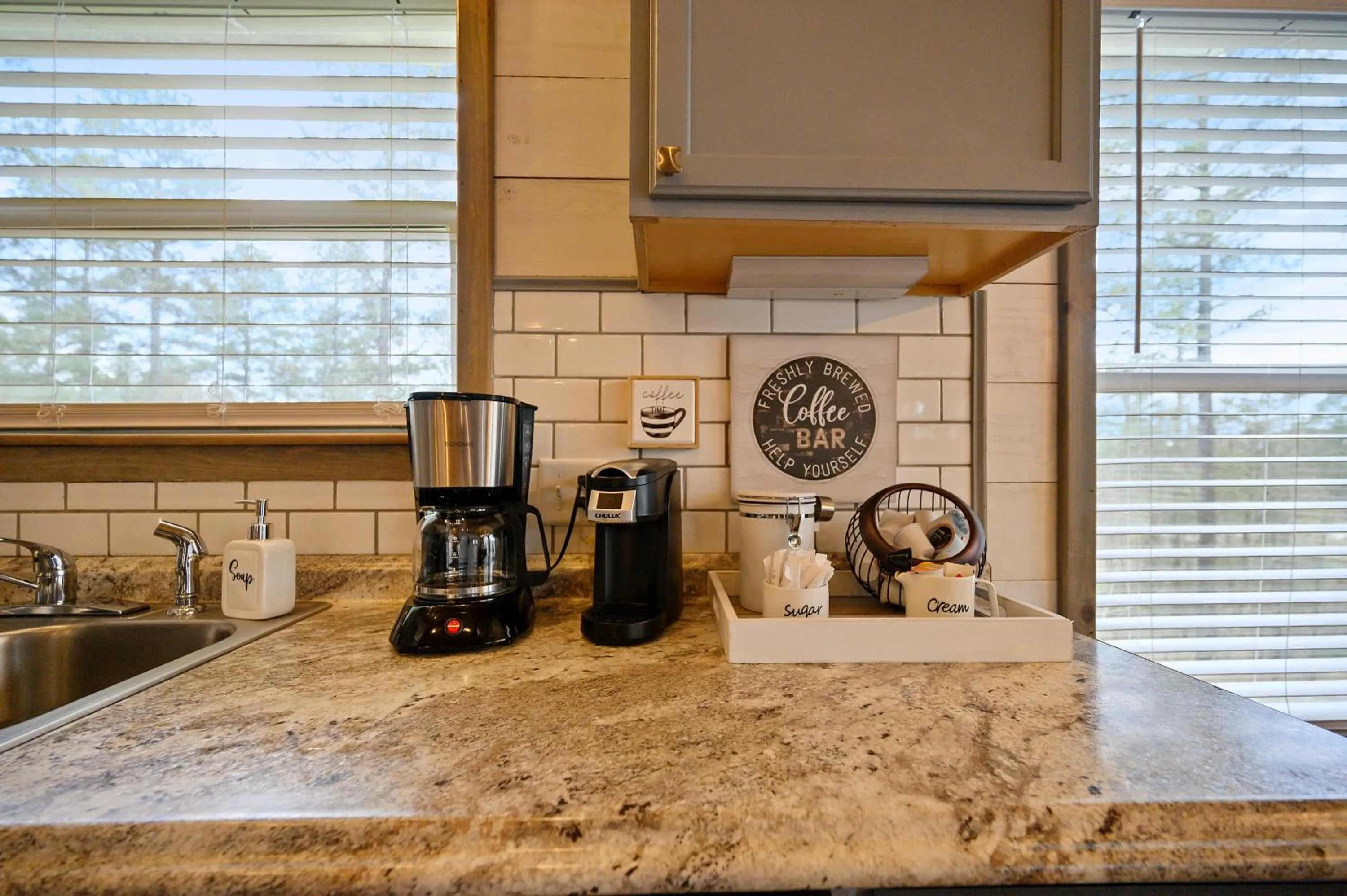 Coffee/tea facilities in Convenient Romantic Hot Tub BBQ 3-night special!