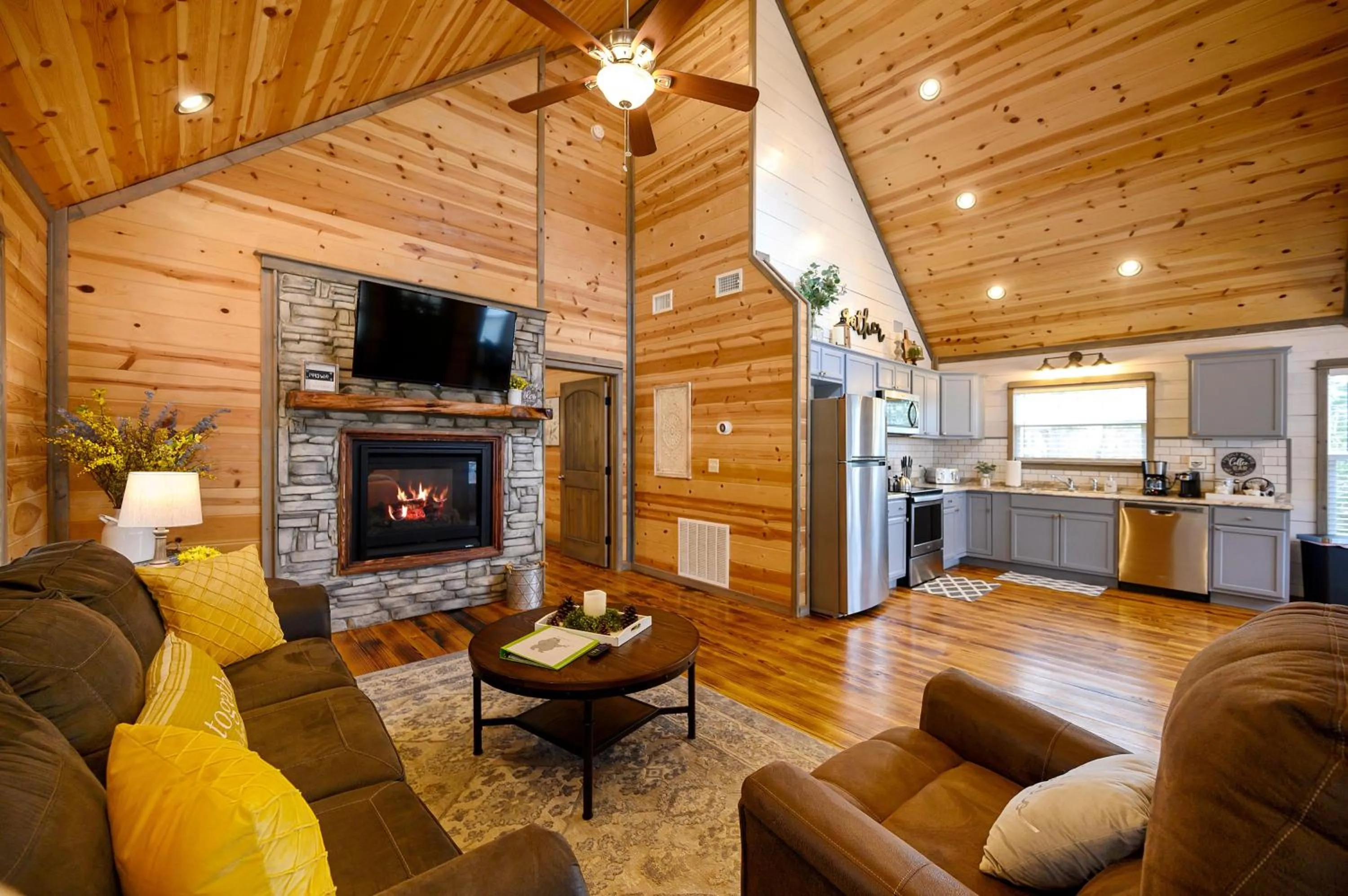 Living room in Convenient Romantic Hot Tub BBQ 3-night special!