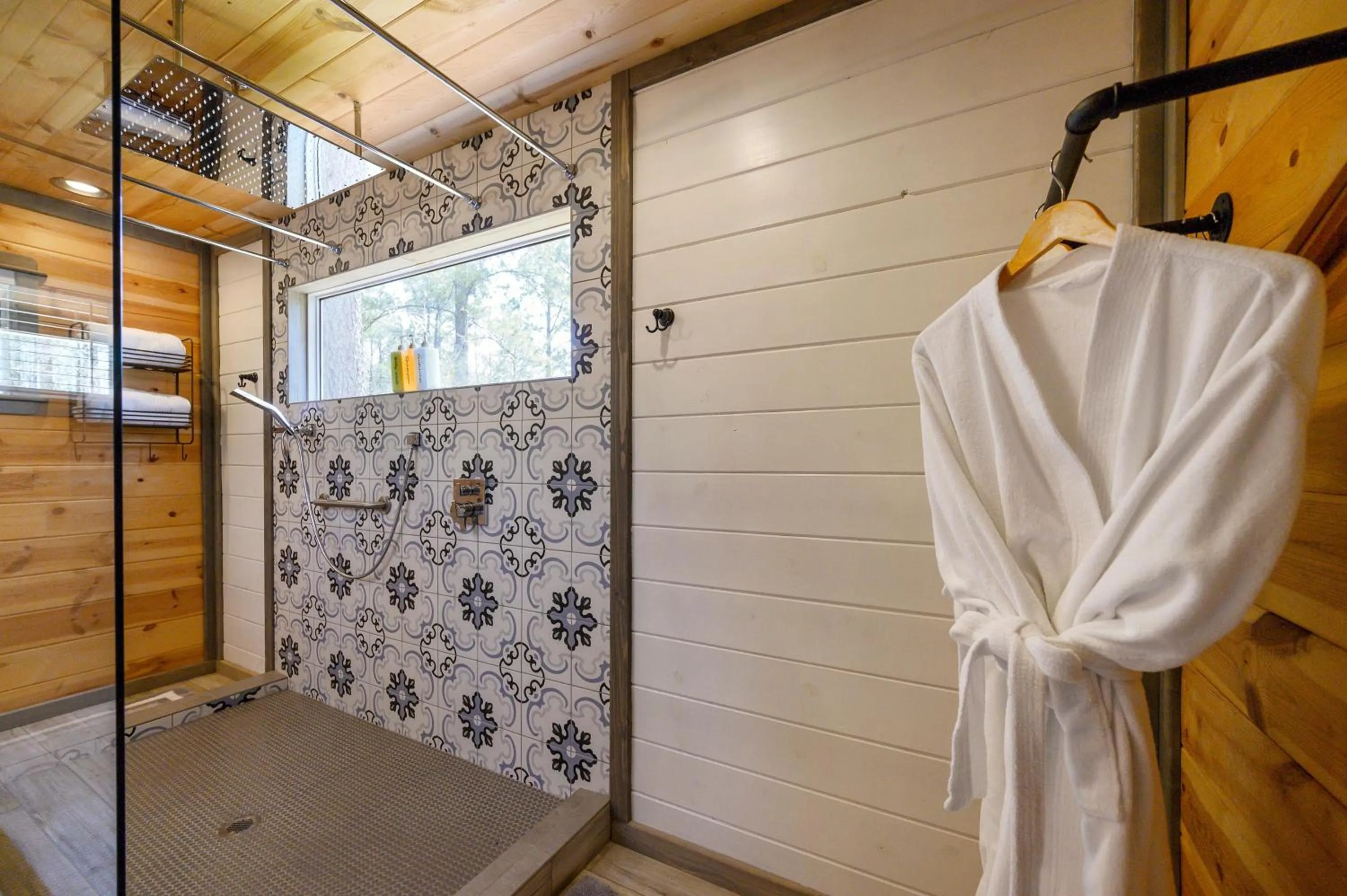 Bathroom in Convenient Romantic Hot Tub BBQ 3-night special!