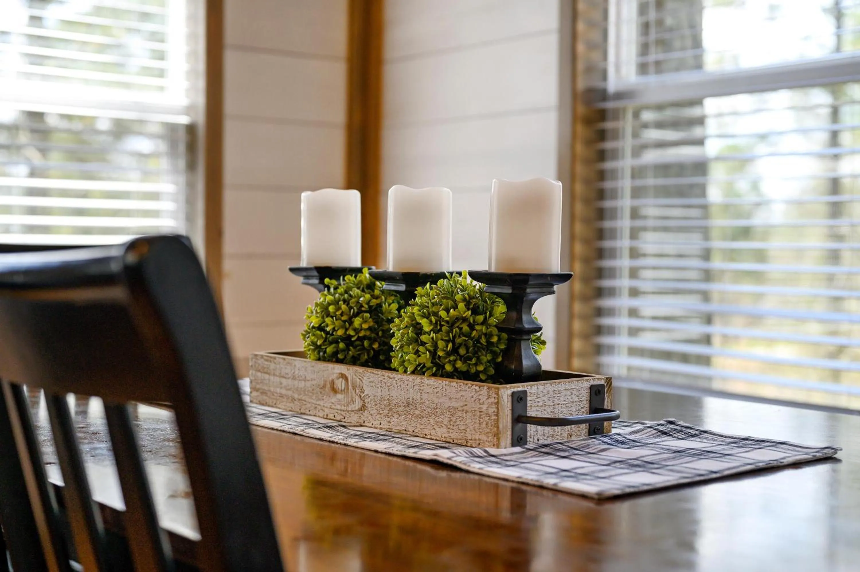 Dining area in Convenient Romantic Hot Tub BBQ 3-night special!