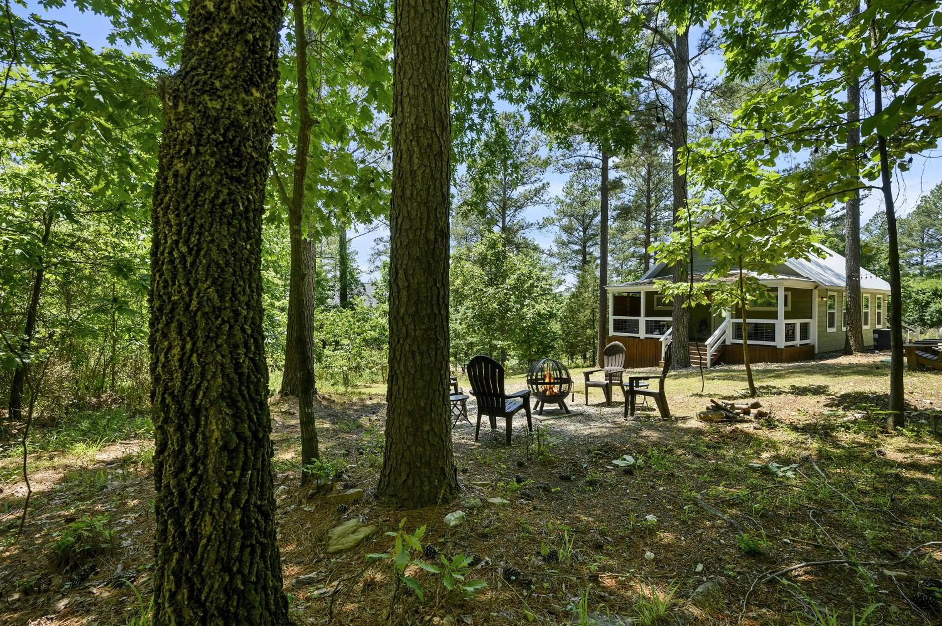 Property building in Convenient Romantic Hot Tub BBQ 3-night special!