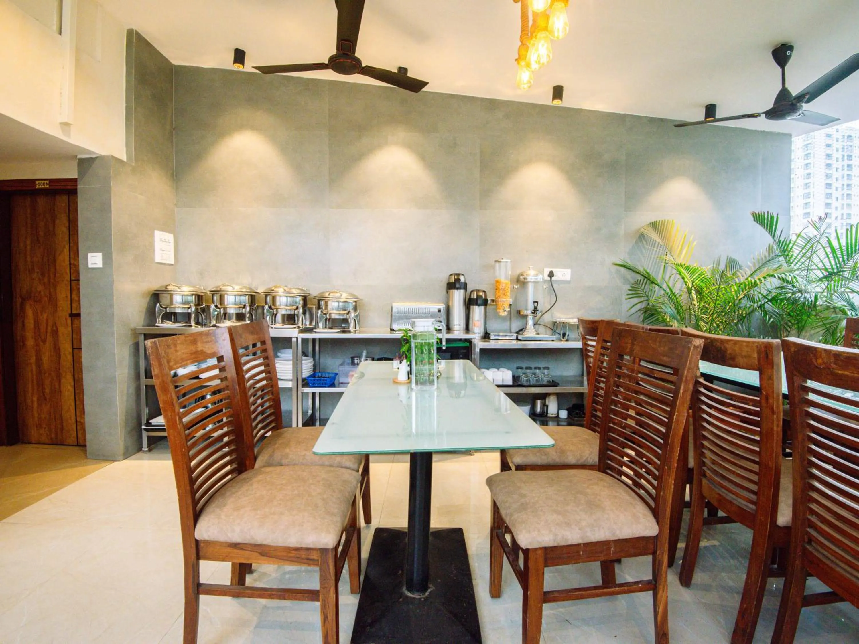 Restaurant/places to eat in Treebo Amber Imperial