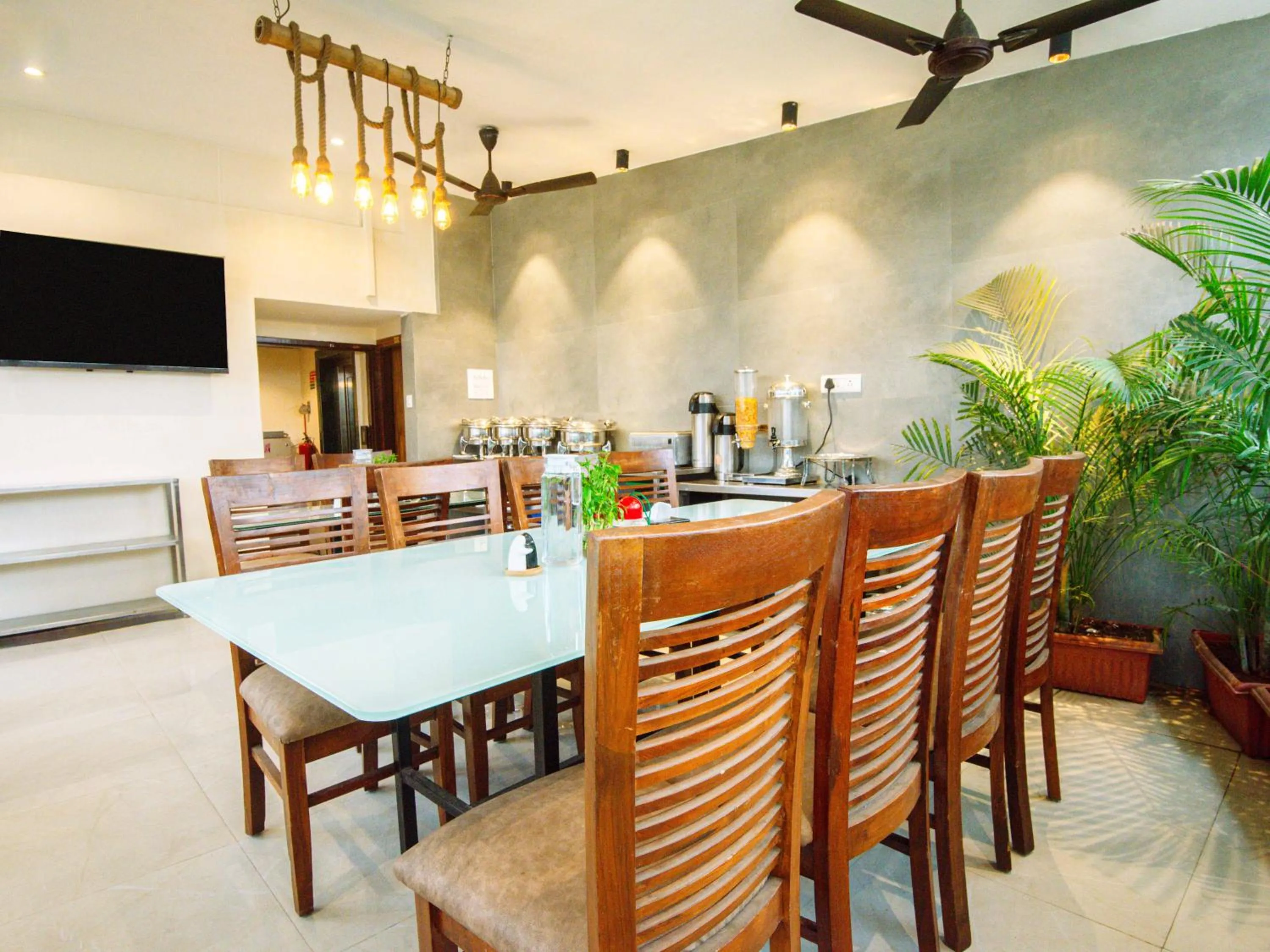 Restaurant/places to eat in Treebo Amber Imperial