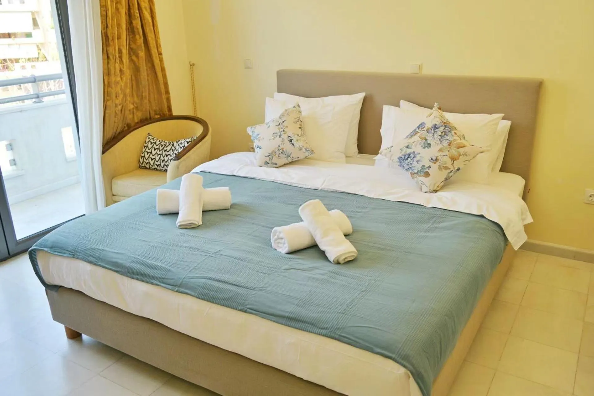 Bed in New Times Home & Hotels Near Metro Station Athens Center