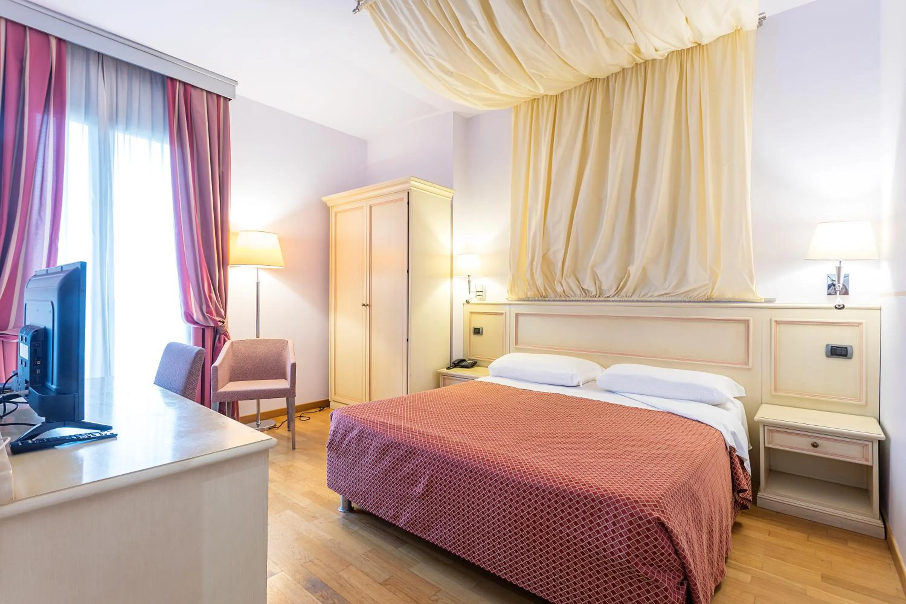 Bedroom, Bed in West Florence