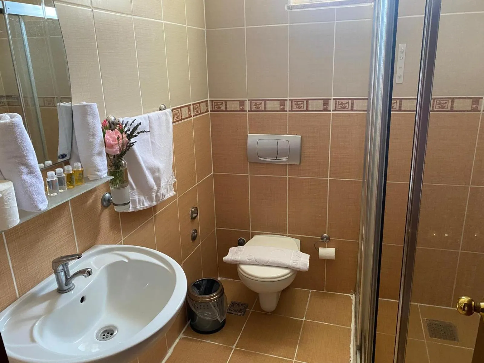 Toilet in Felicity Hotel & Bungalows