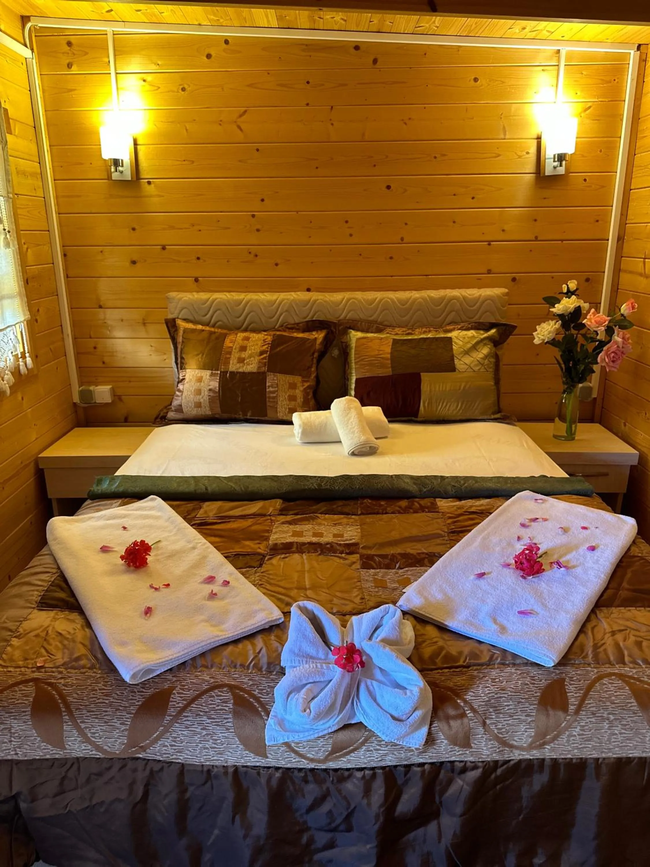 Bed in Felicity Hotel & Bungalows