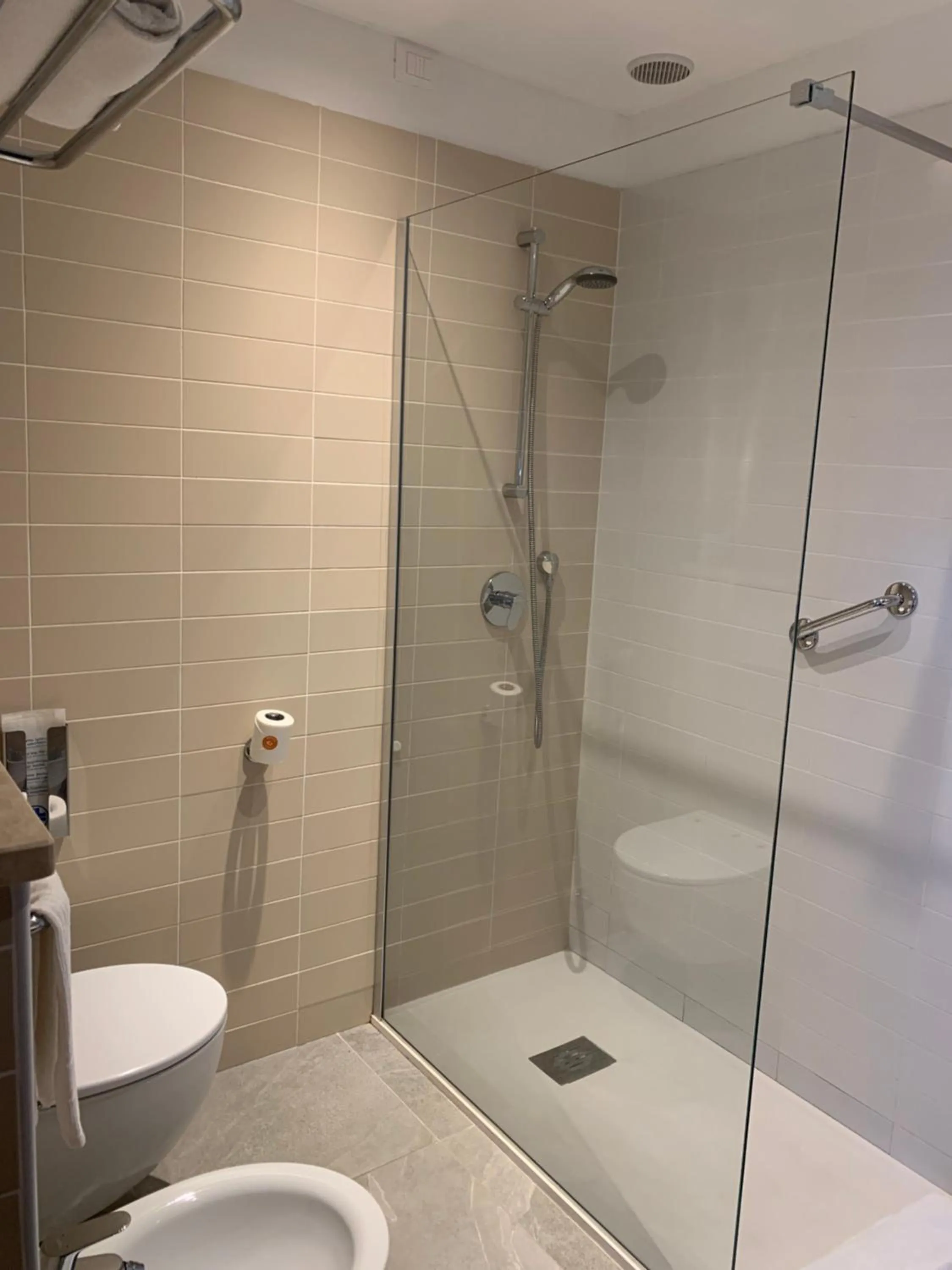 Shower in Hotel Ghironi