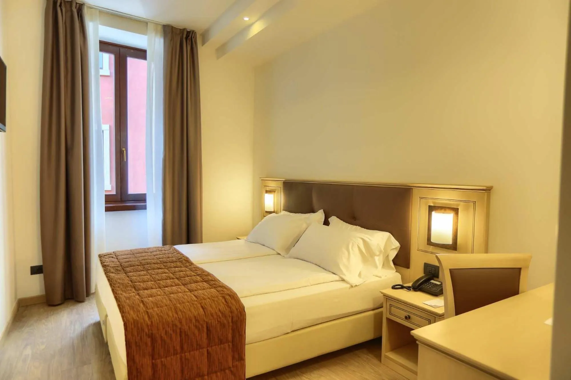 Bedroom, Bed in Hotel Europa - Skypool & Panorama