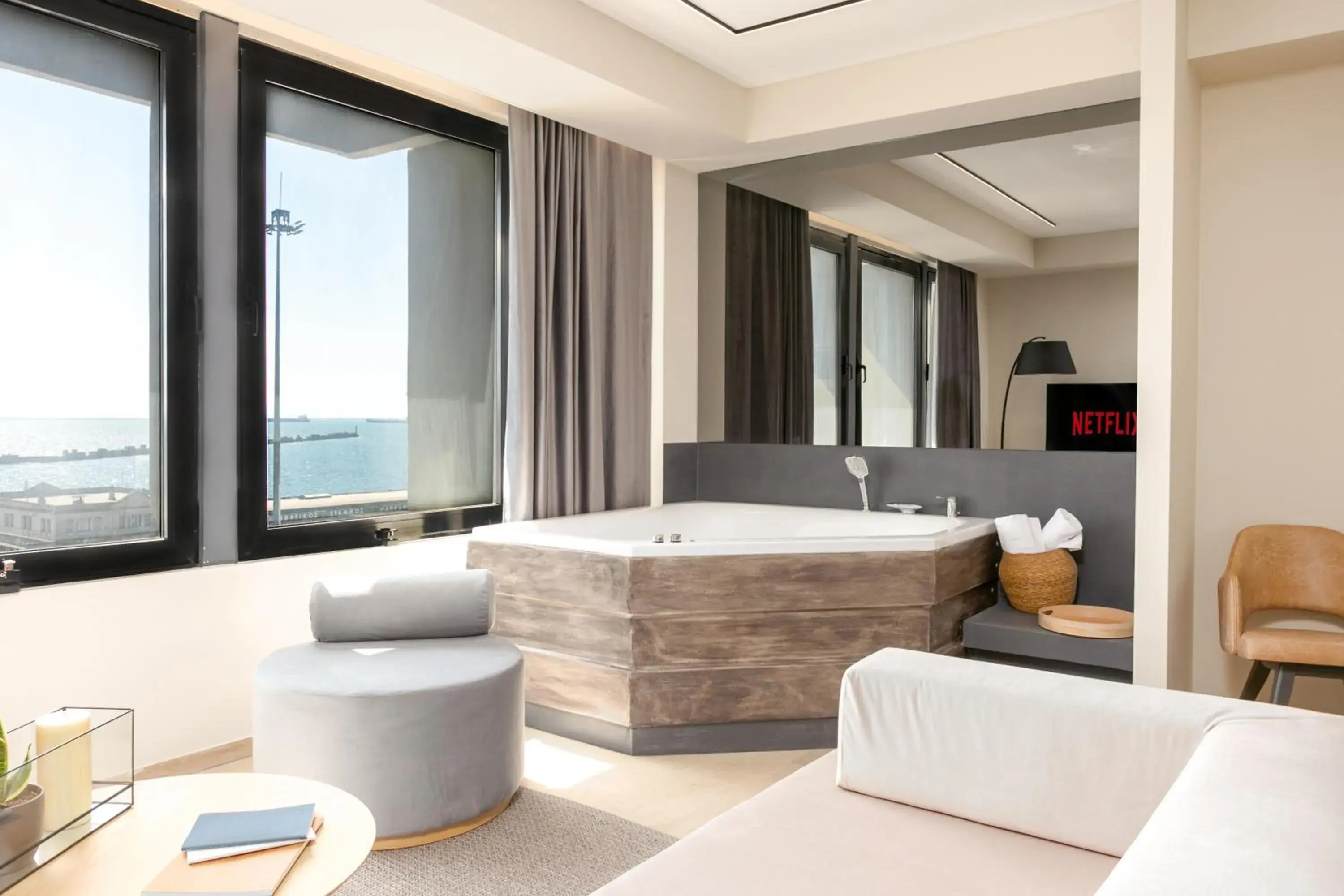 Suite with Spa Bath in Sea & the City Suite with Spa Bath in Sea & the City