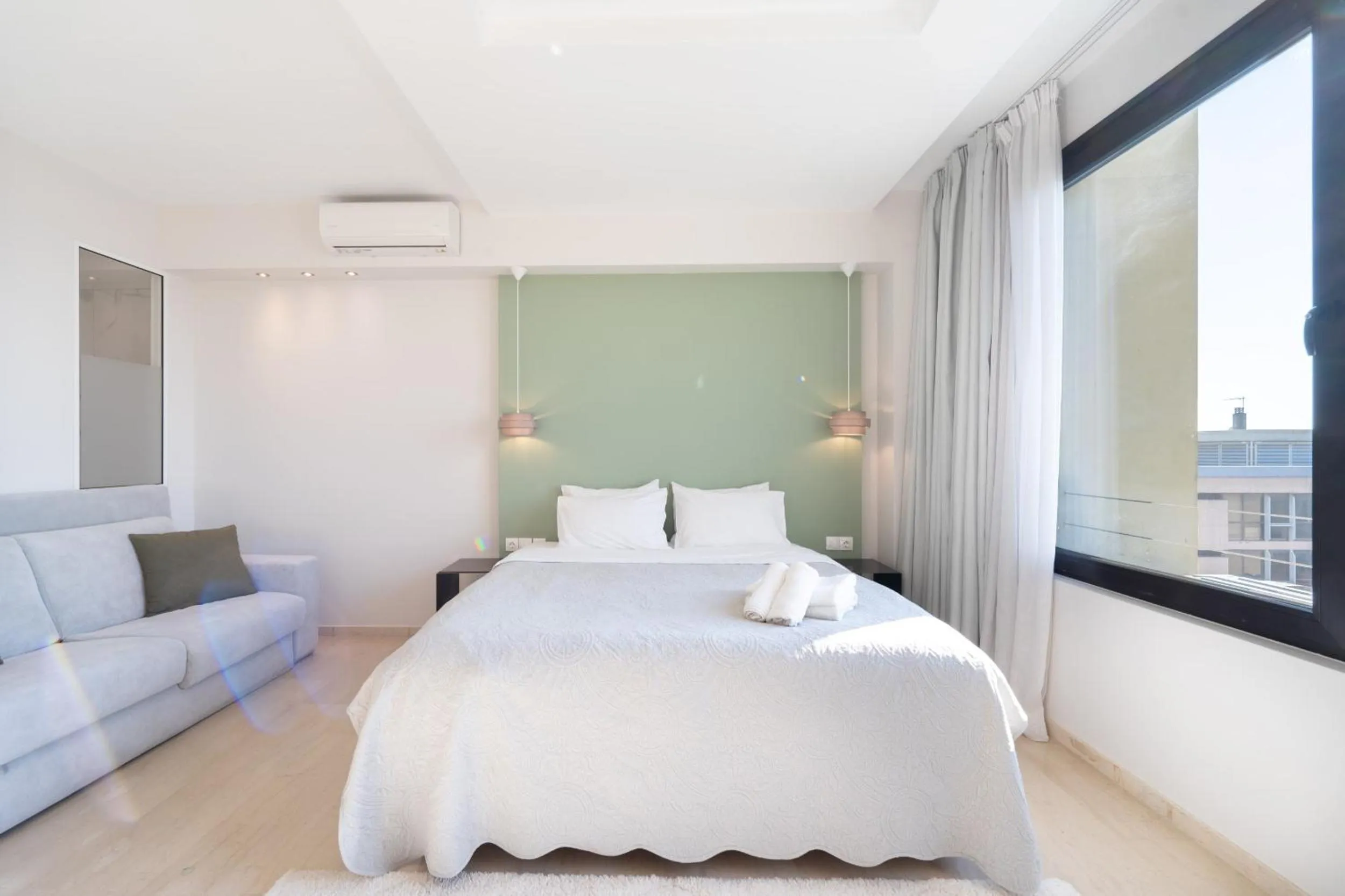 Bedroom, Bed in Sea & the City