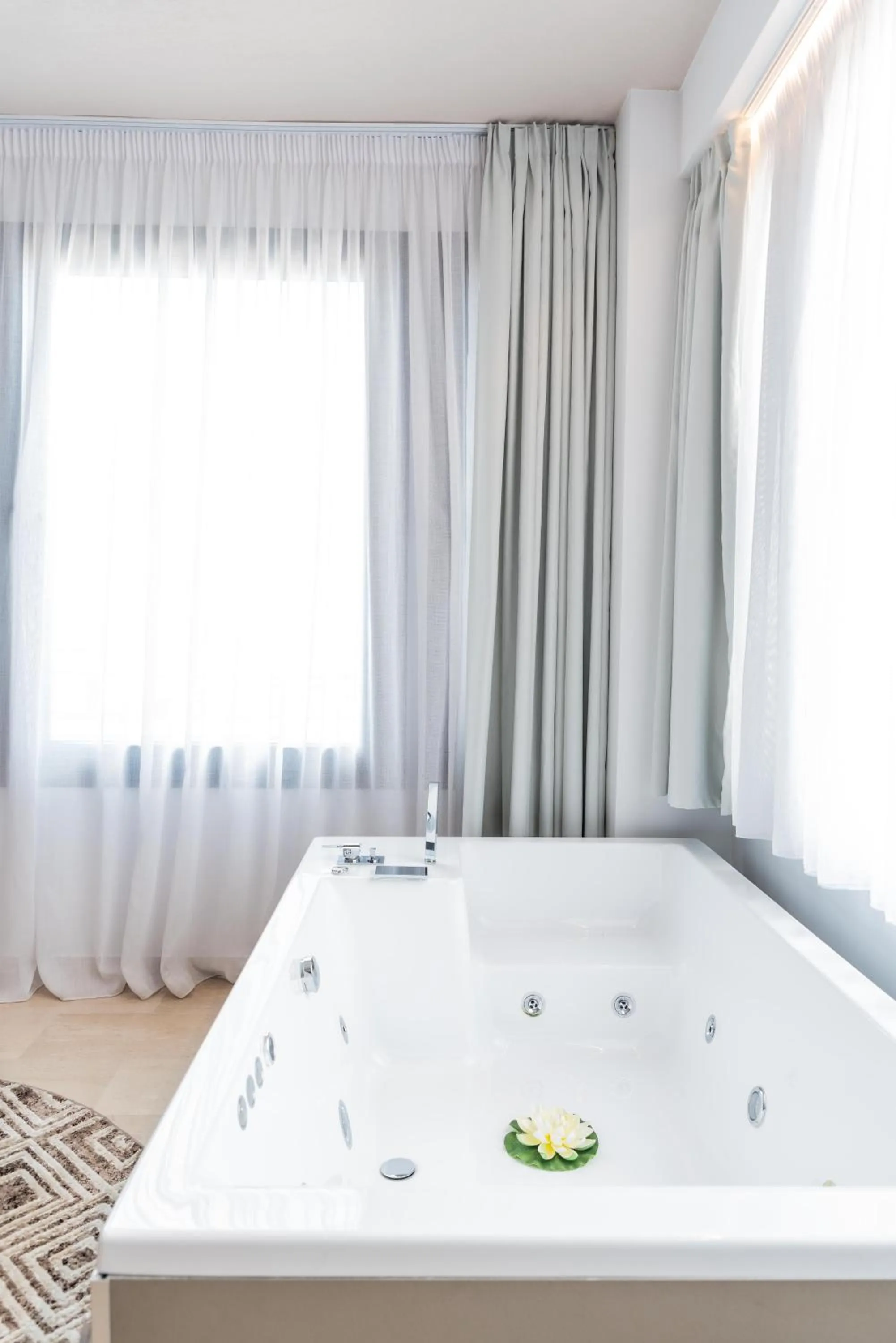 Hot Tub, Bed in Sea & the City