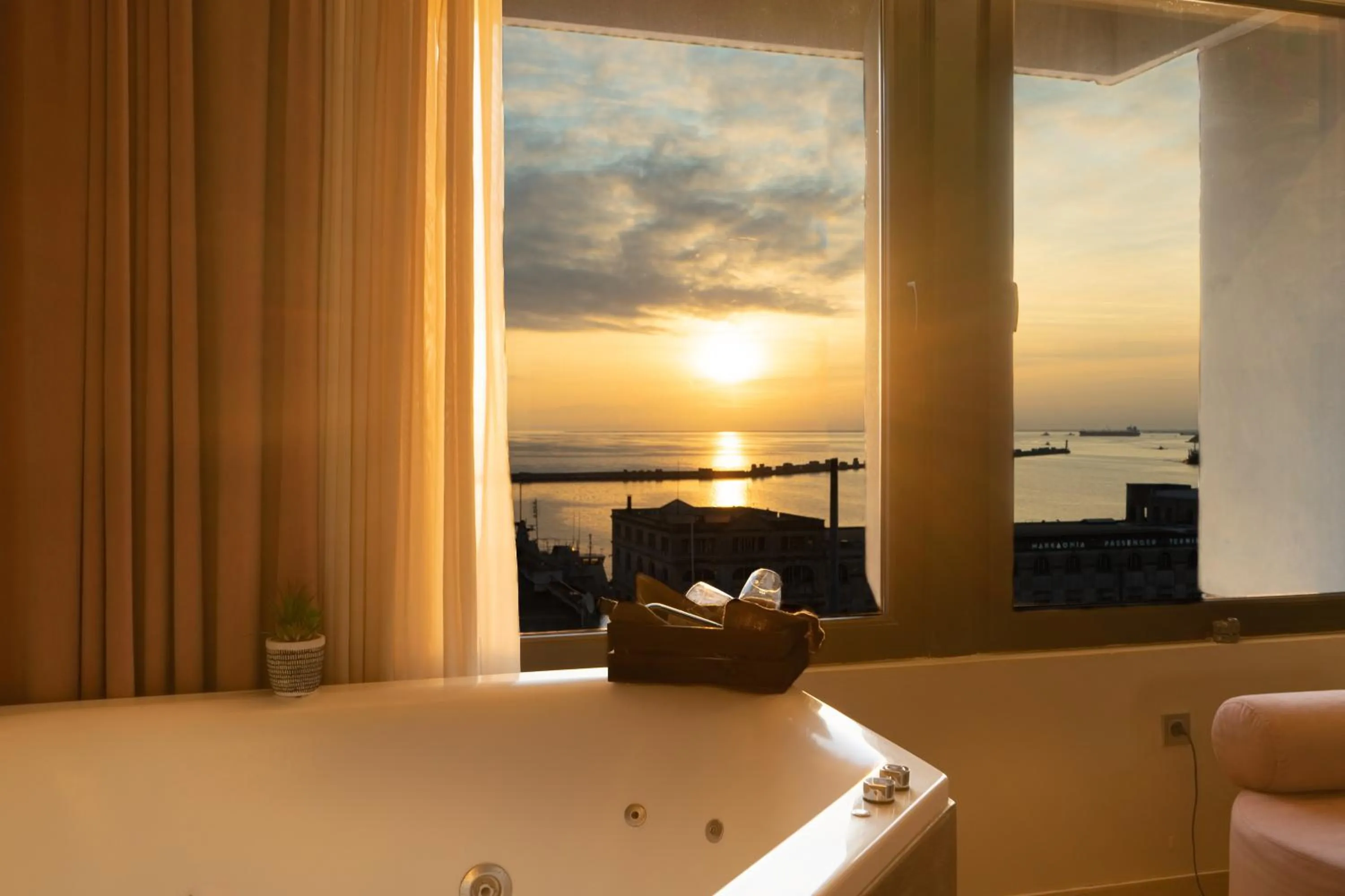 Hot Tub in Sea & the City