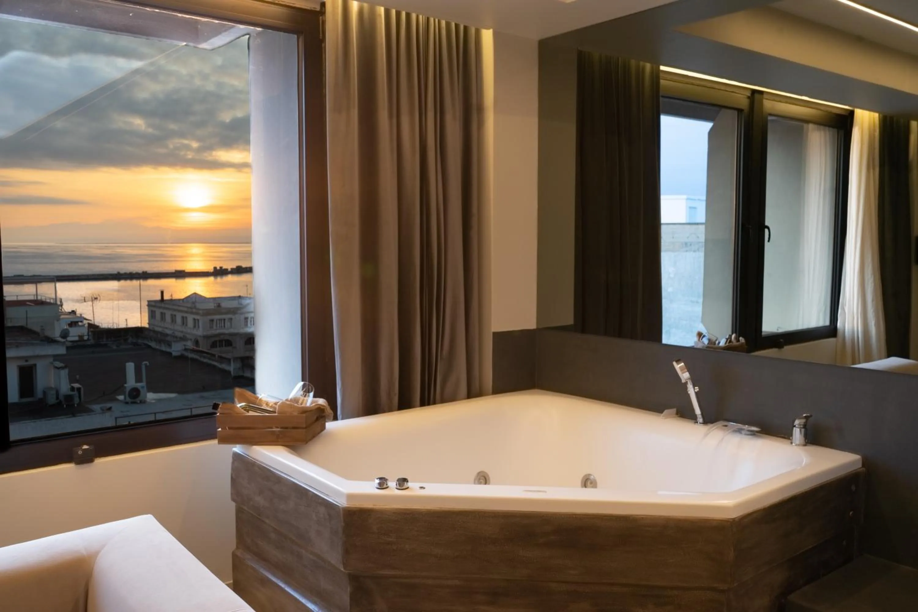 Hot Tub in Sea & the City