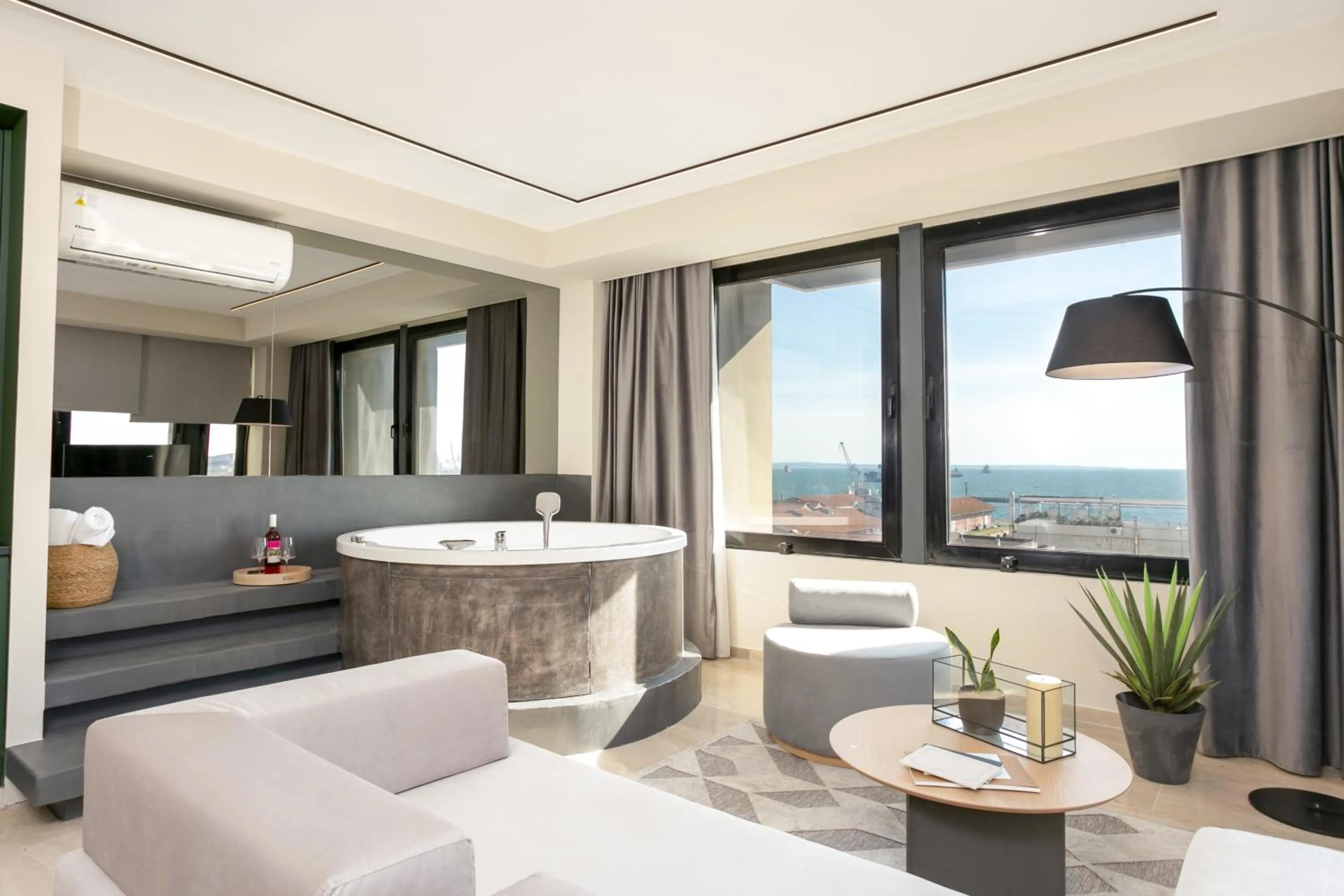 Hot Tub in Sea & the City