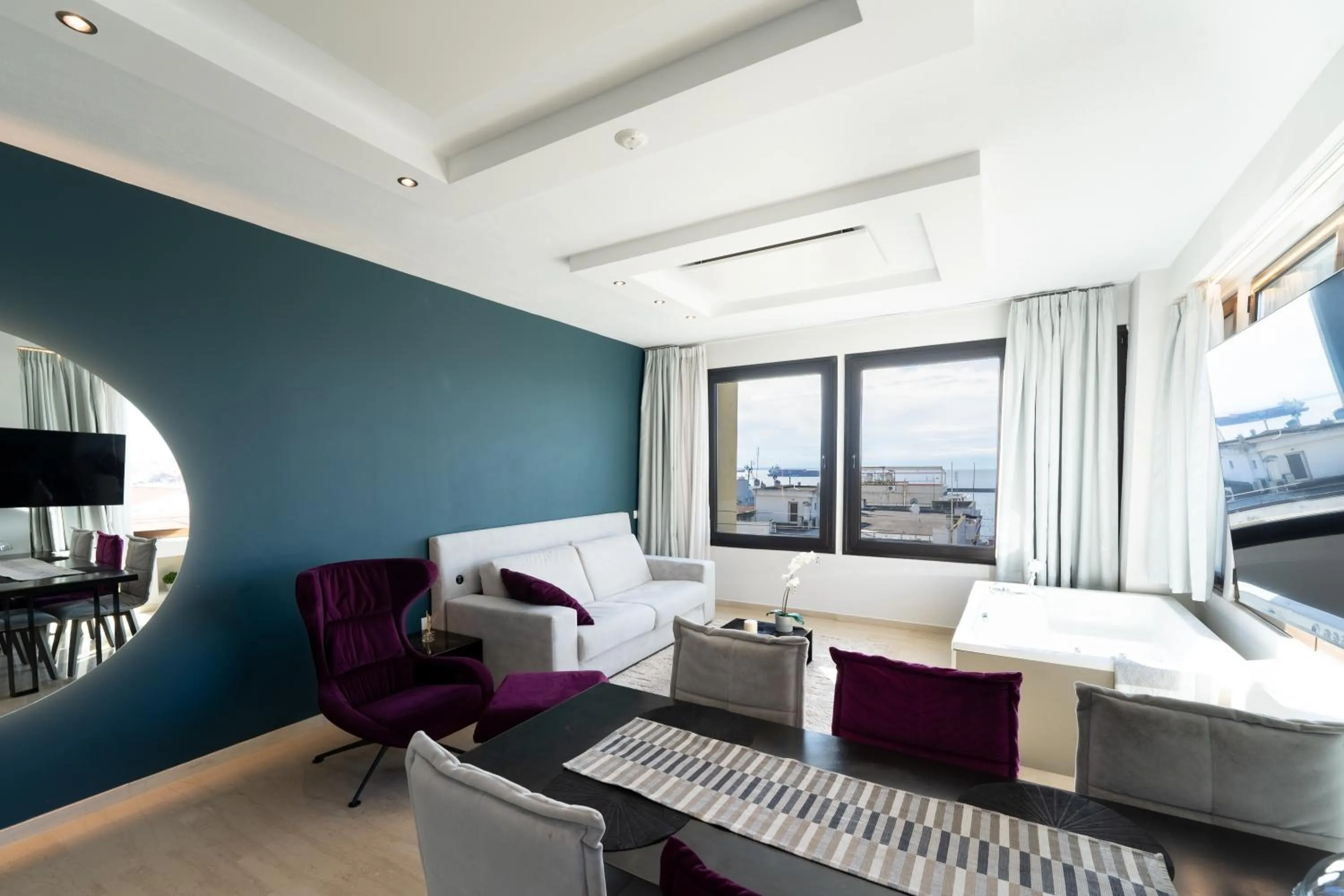 Hot Tub, Bed in Sea & the City