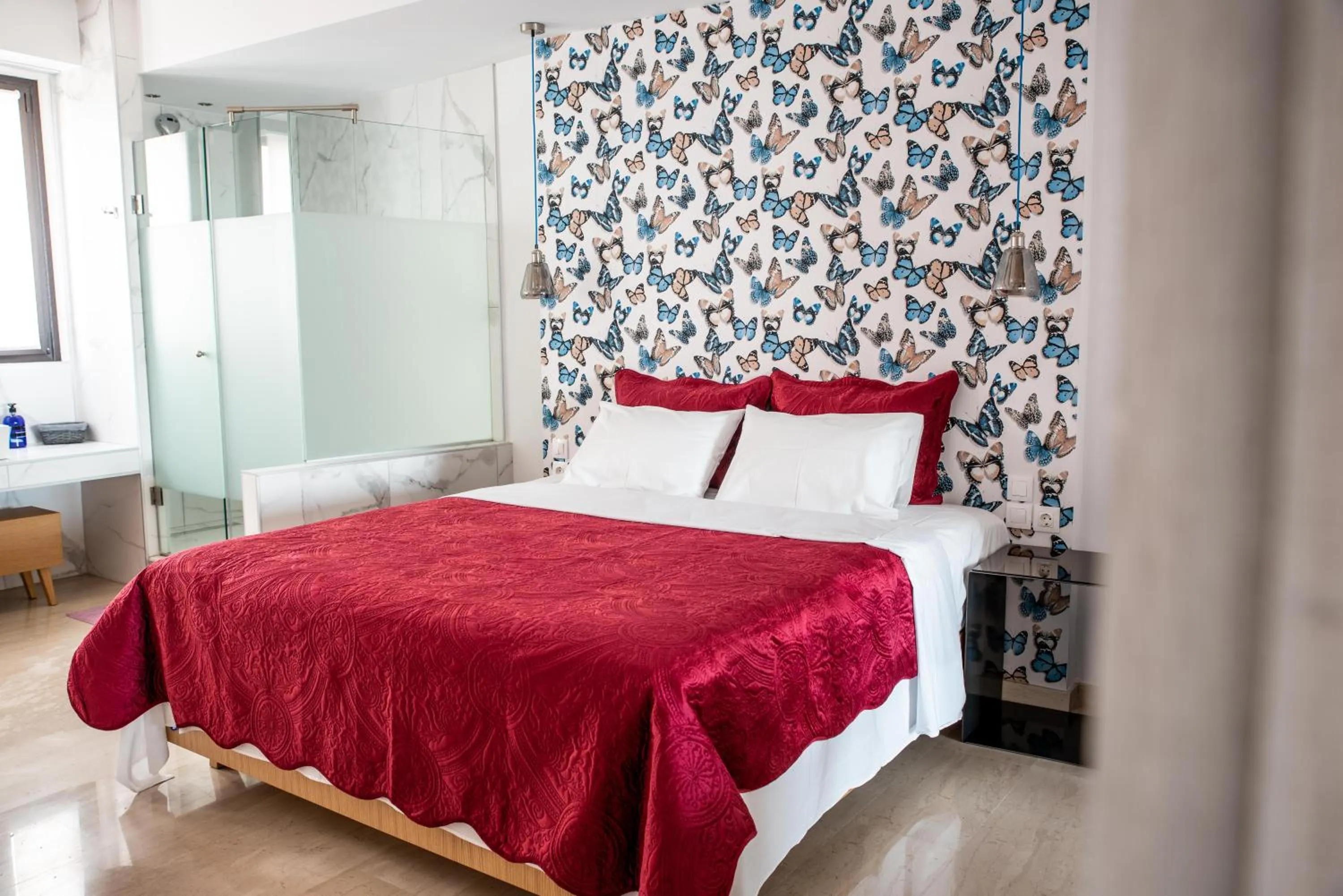 Shower, Bed in Sea & the City