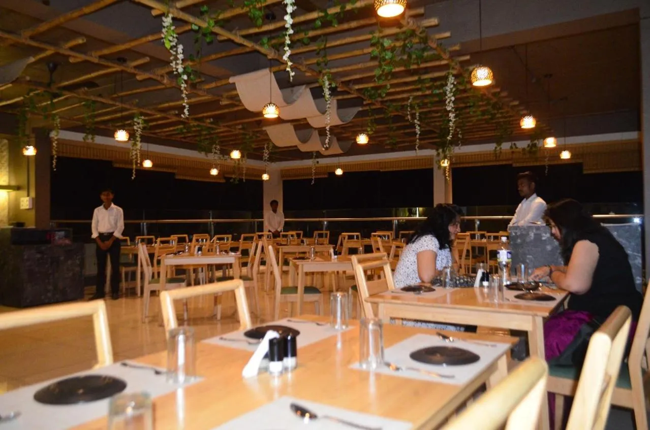 Restaurant/places to eat in Hotel O2 Sangli